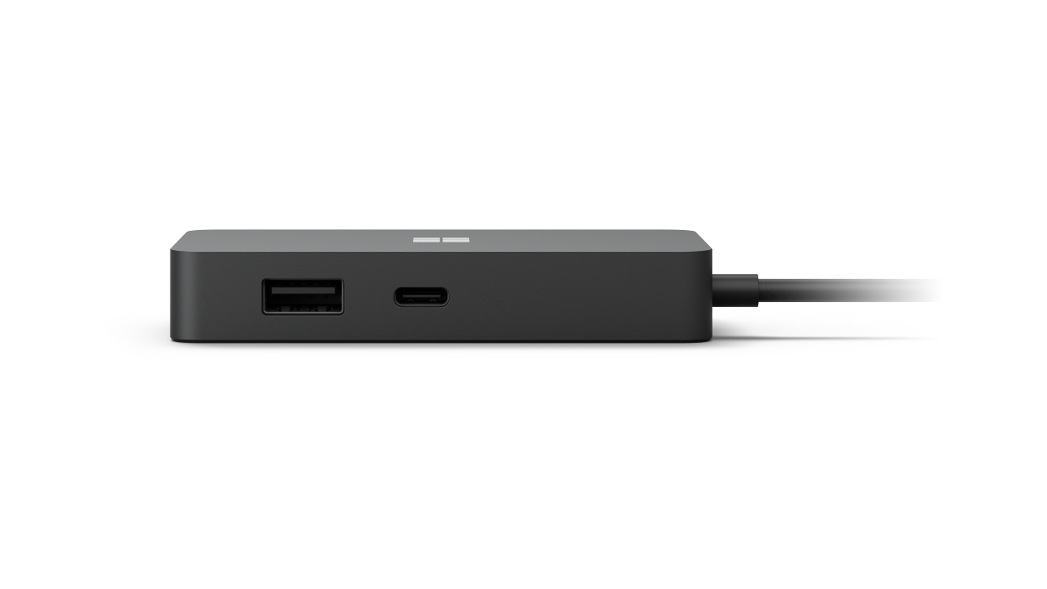 Hub USB-A e USB-C nero con cavo. Ha il logo Microsoft in alto.