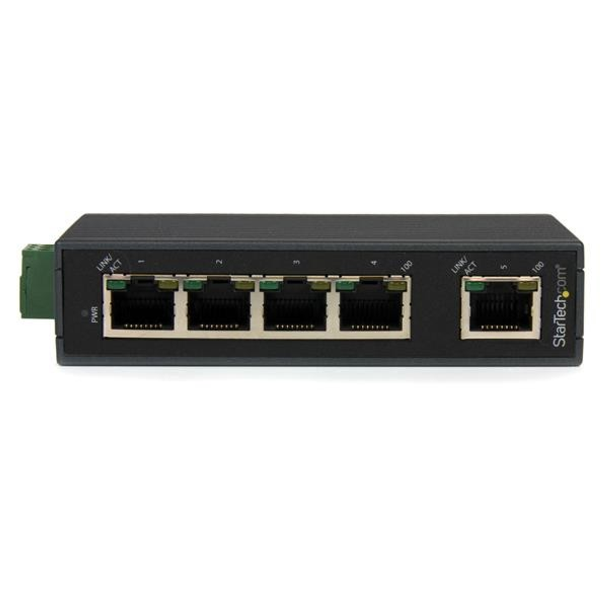 Switch di rete nero con cinque porte. Connettore verde sul lato sinistro.
