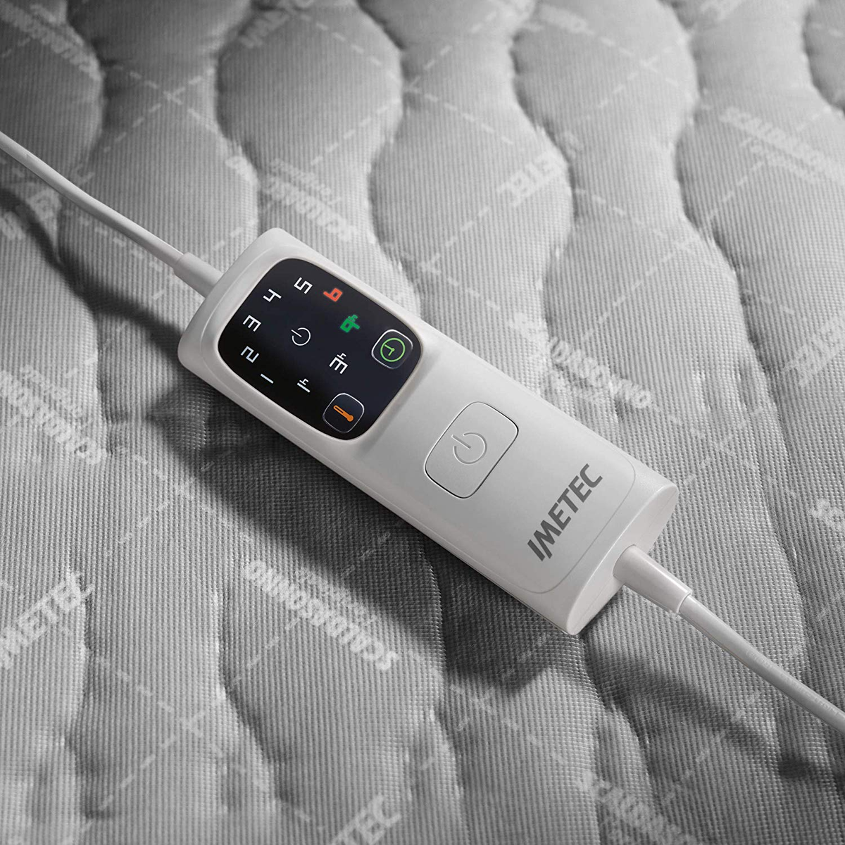 Biały kontroler koca elektrycznego z przyciskami i ekranem. Widoczna marka "IMETEC".