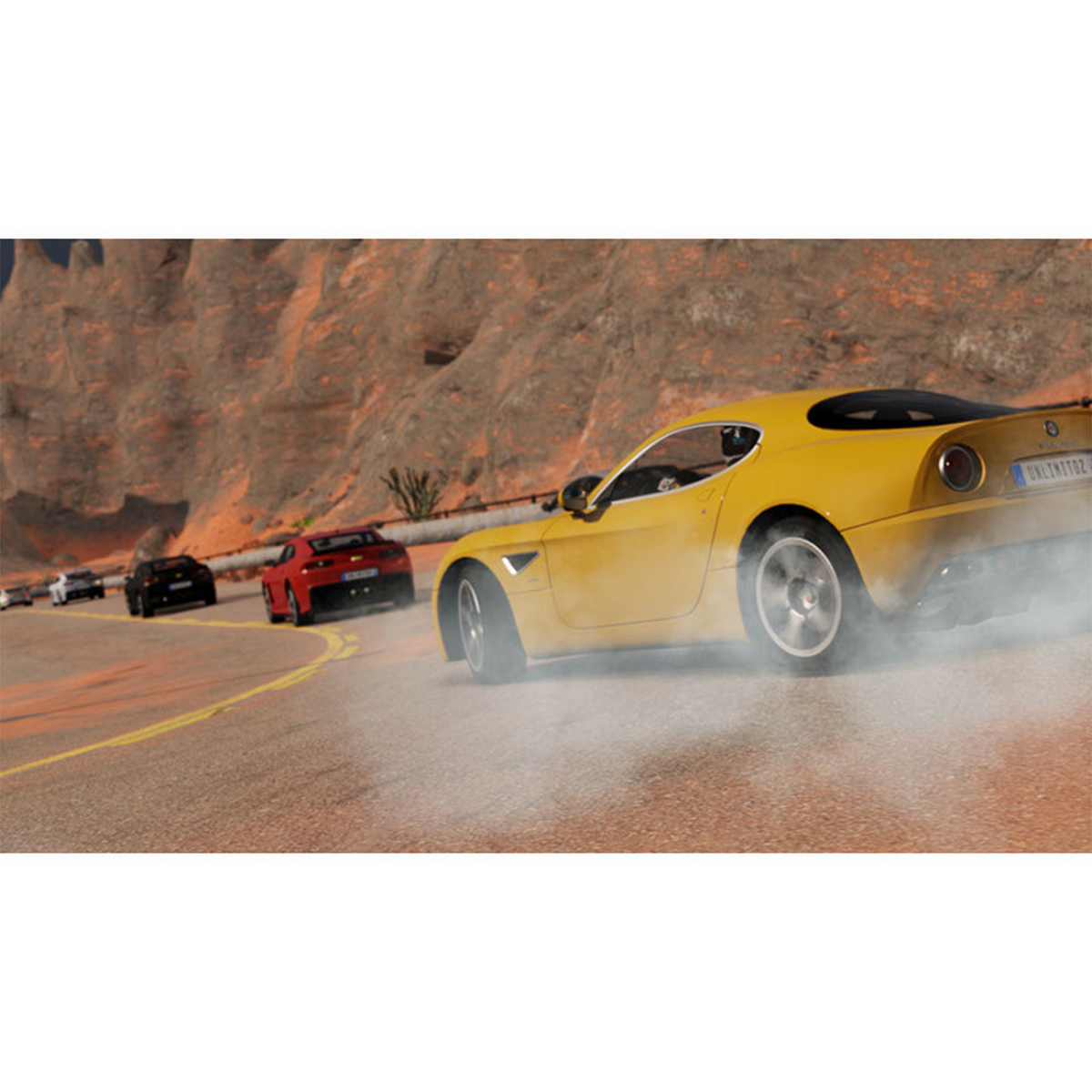 Żółty samochód sportowy driftuje na pustynnej drodze, widać inne samochody i czerwone skały.