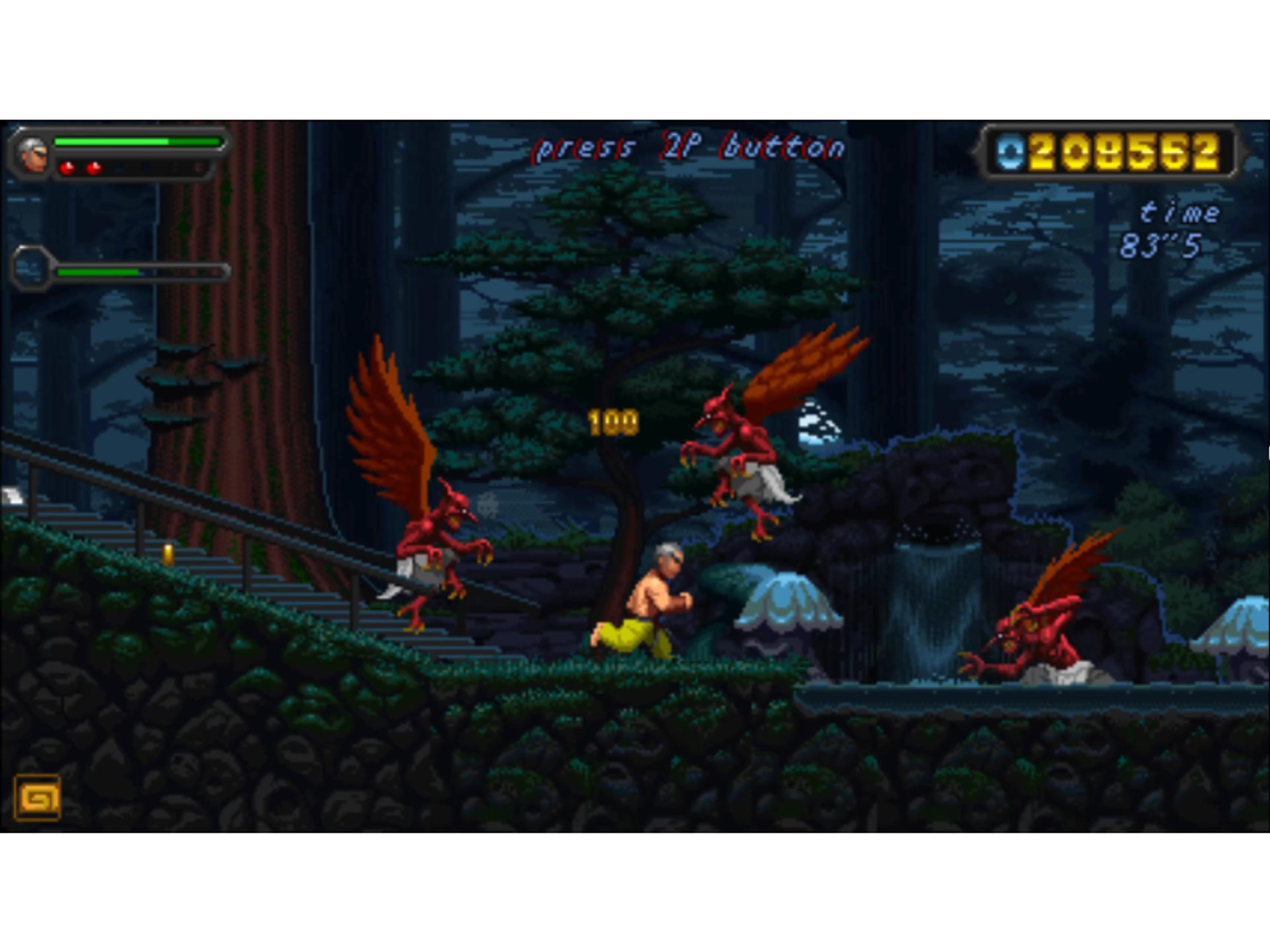 Una scena di gioco. Un personaggio in corsa è inseguito da demoni alati. Lo sfondo include alberi e una cascata.