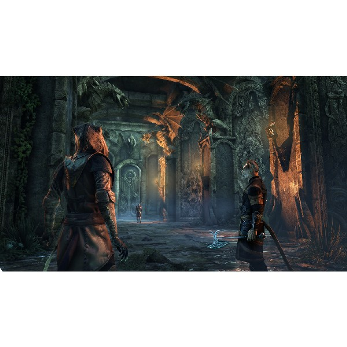 Escena de videojuego: Dos figuras están en un salón de piedra con dragones y una figura a lo lejos.