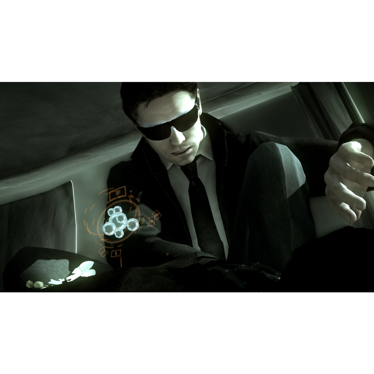 Mężczyzna w czarnym garniturze i okularach przeciwsłonecznych siedzi w samochodzie z futurystycznym interfejsem.