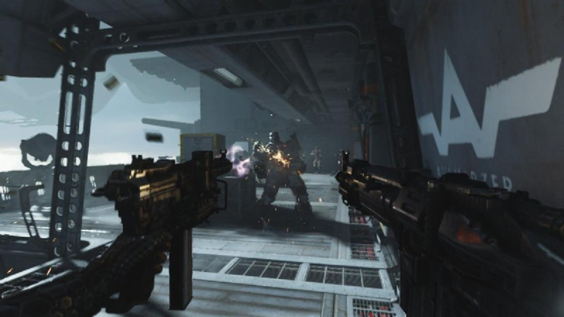 Vista en primera persona de una escena del juego con dos armas apuntando a una figura blindada en un pasillo.