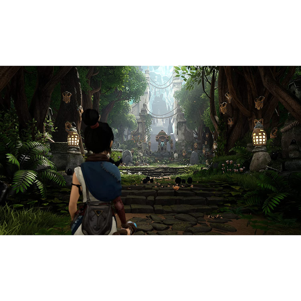 Kobieta w niebiesko-białym stroju idzie w kierunku budowli w zielonym lesie, z latarniami.