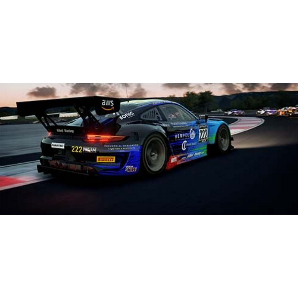 Un coche de carreras en una pista. El coche tiene un alerón trasero negro y es azul, verde y negro.