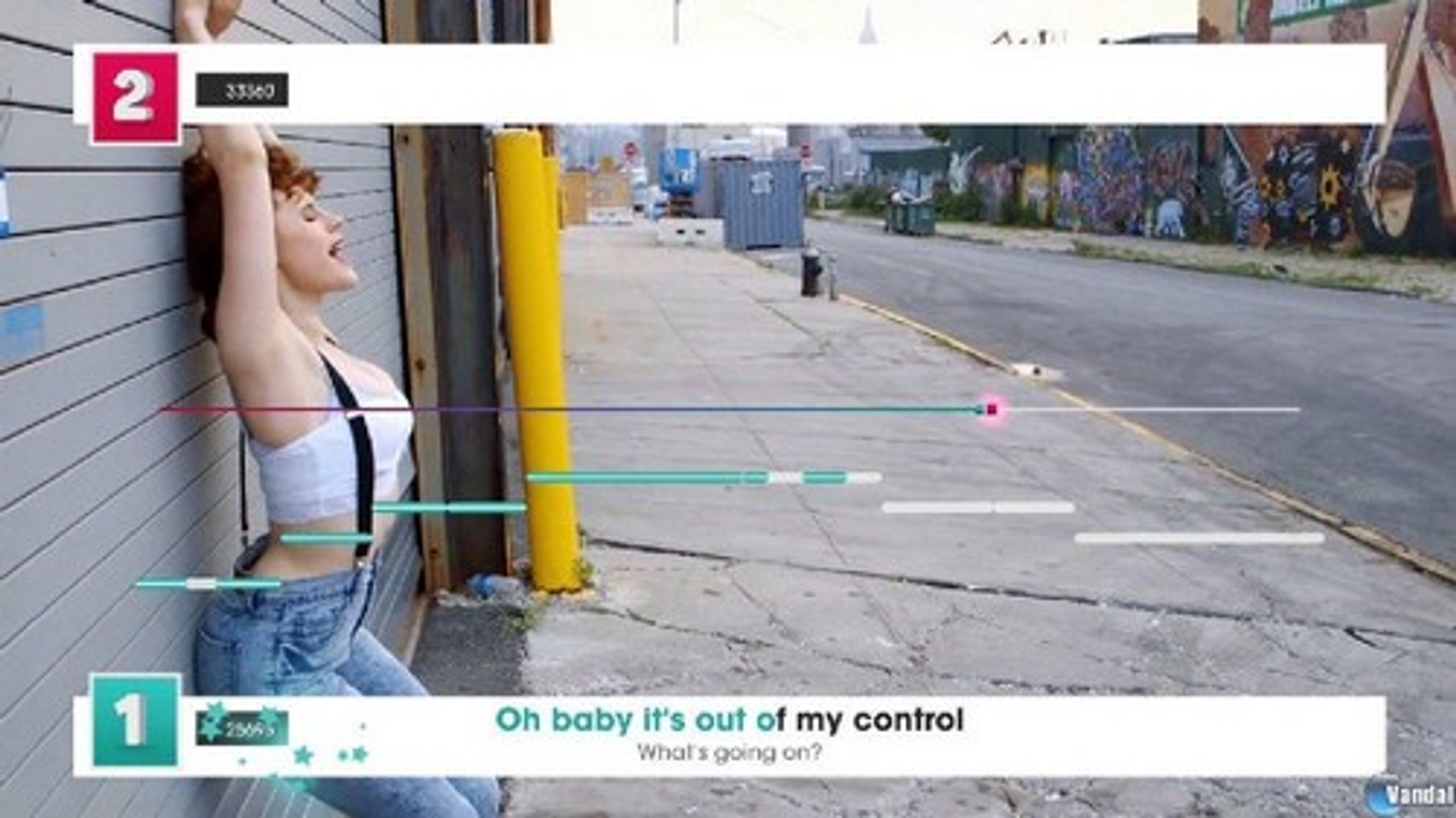Śpiewająca kobieta. Na ekranie wyświetlana jest linia punktacji. W tle znajduje się sceneria uliczna.