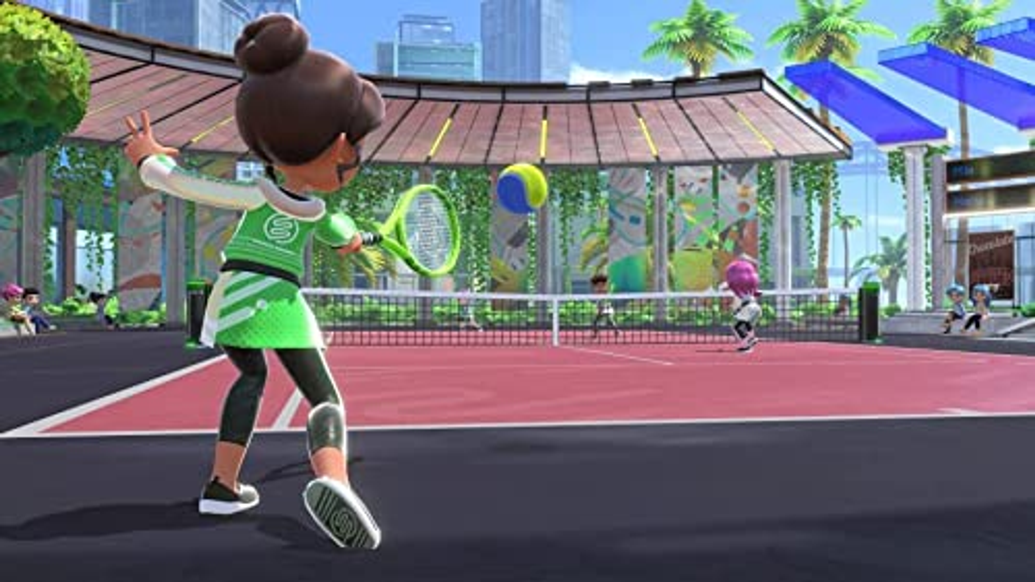 Una mujer está jugando al tenis. Está a punto de golpear la pelota.