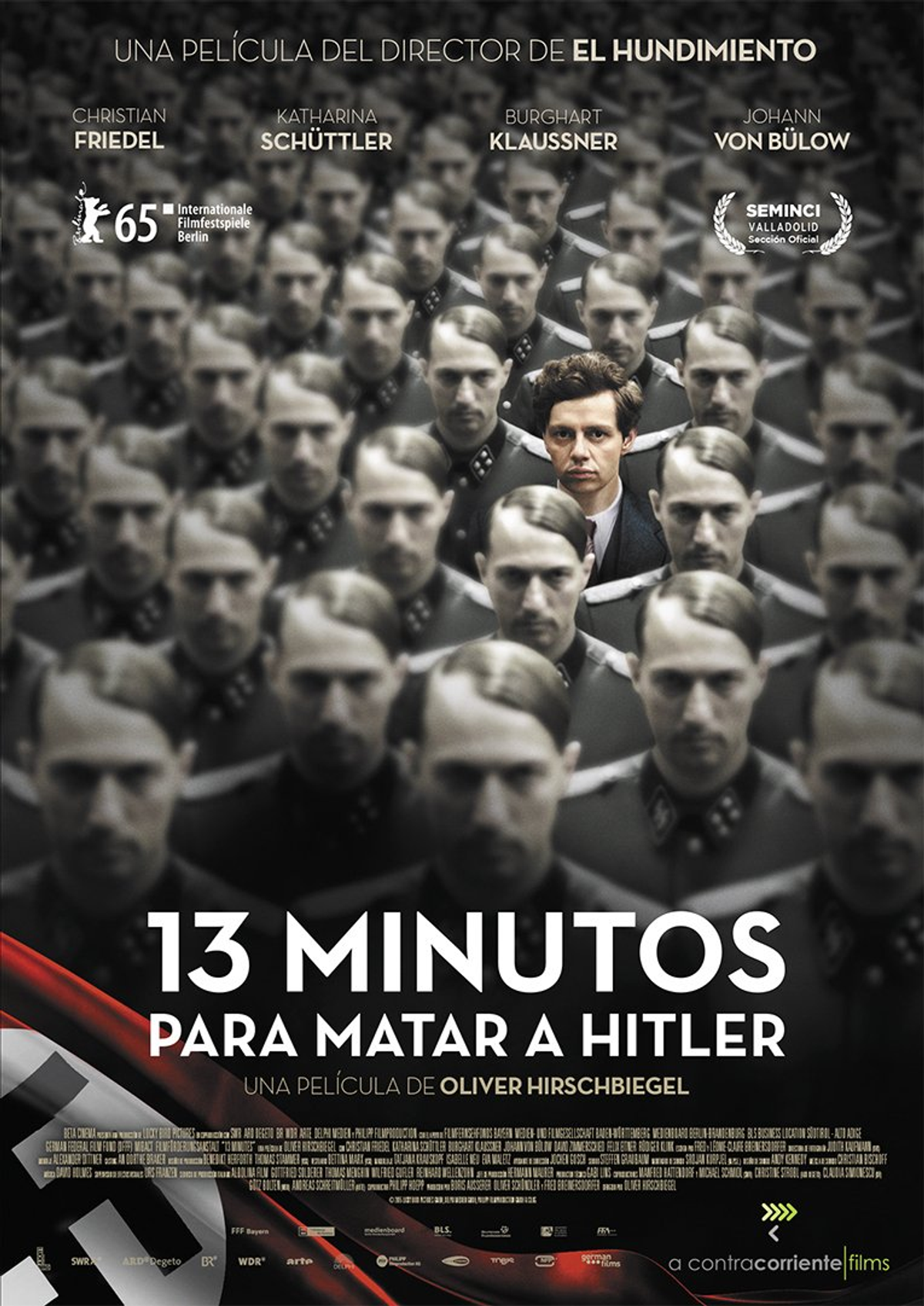 Cartel de película con una multitud de personas y un personaje central. Título en rojo.