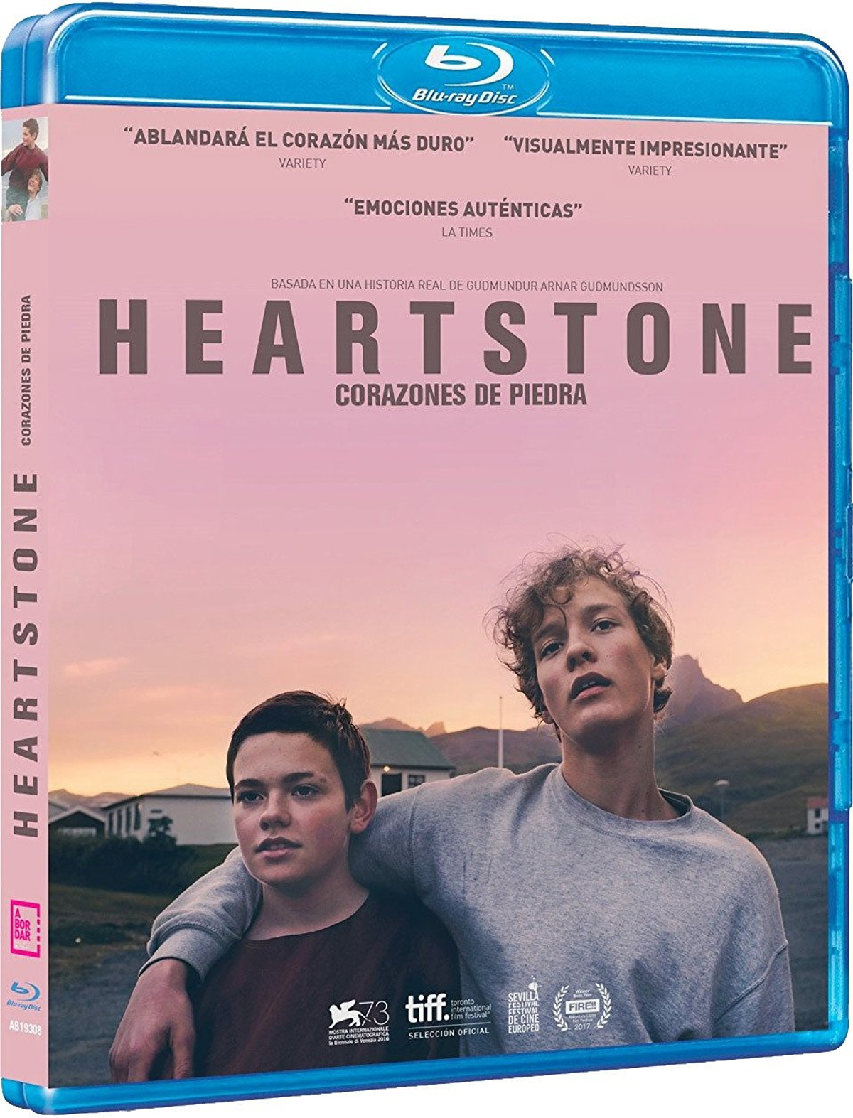 Portada de Blu-ray. Dos jóvenes, texto en islandés y español.