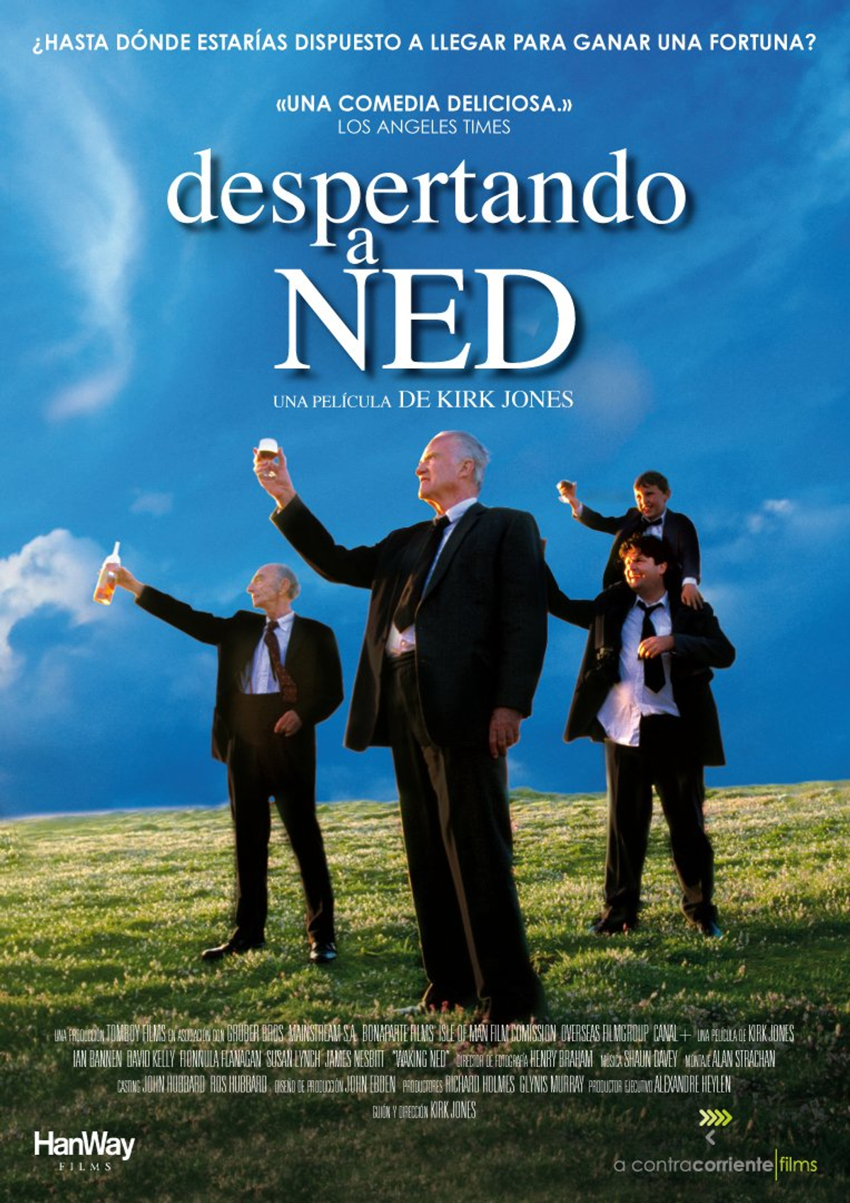 Portada de la película Waking Ned. Hombres sosteniendo bebidas y mirando hacia arriba. Campo verde y cielo azul en el fondo.