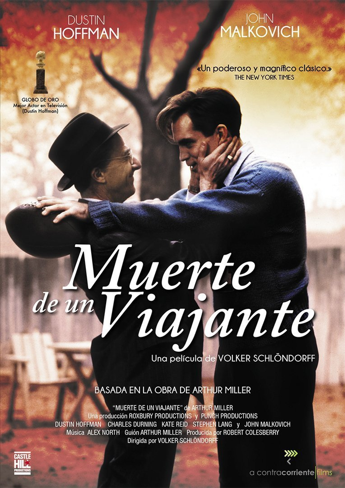 Póster de película: Dos hombres abrazándose. Título: Muerte de un viajante. Fondo: texto.