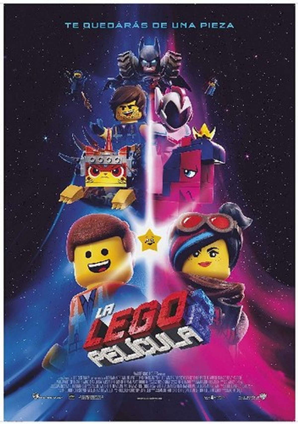 Cartel de película animada con personajes de Lego. Múltiples figuras de Lego sobre fondo azul y rosa.