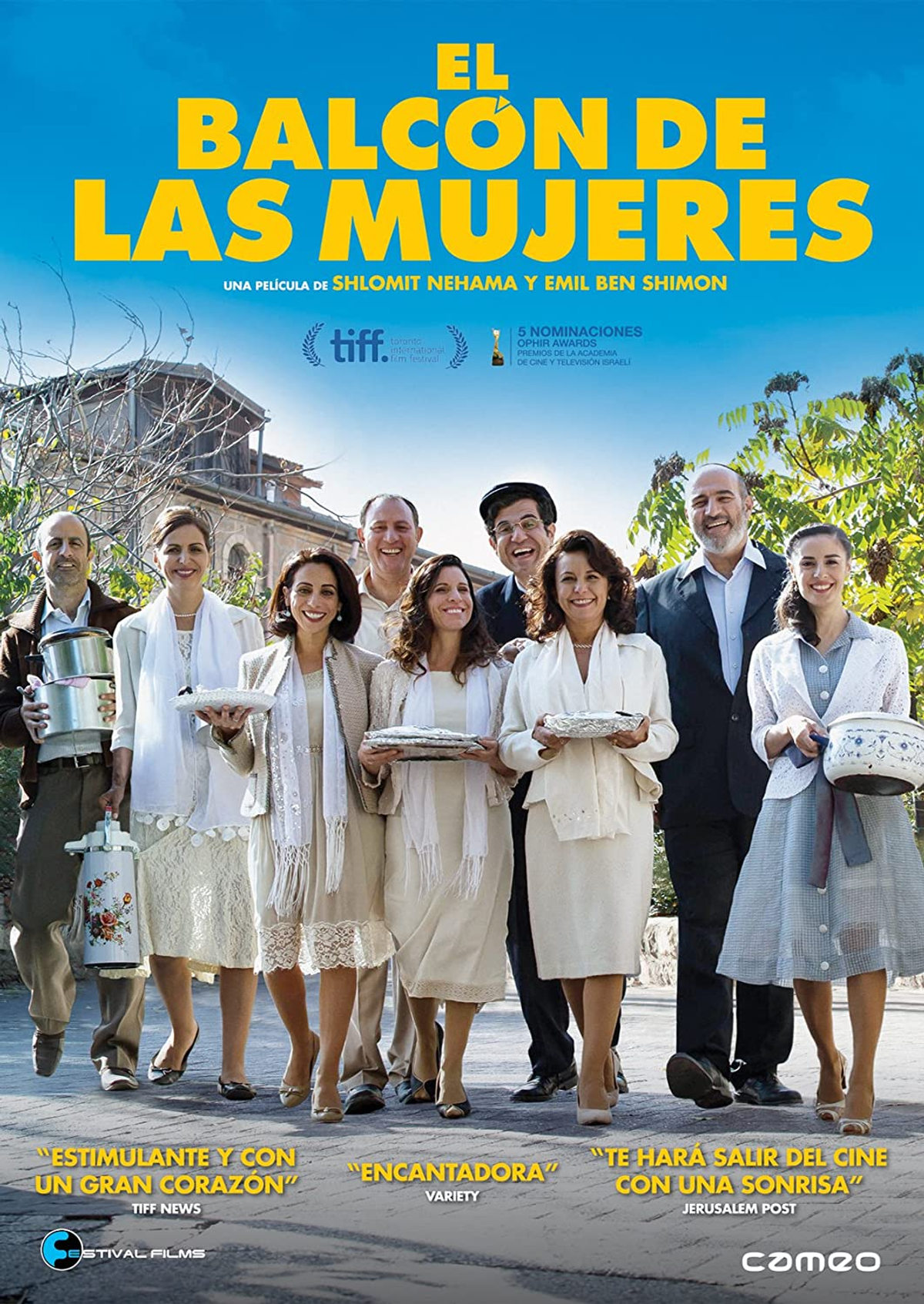 Cartel de la película 'El balcón de las mujeres'. Grupo de personas frente a un edificio, escena soleada.