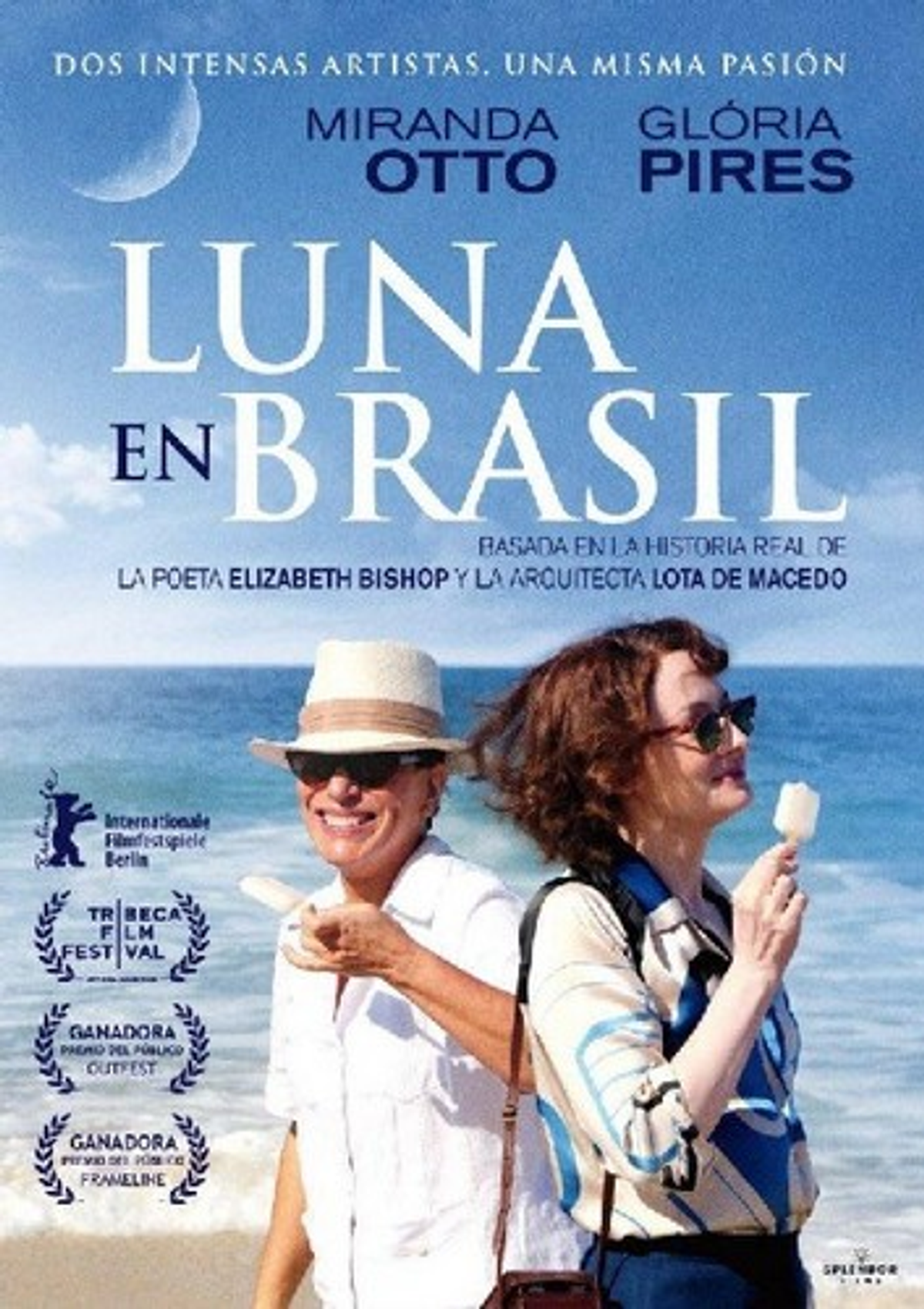 Póster de la película: Luna en Brasil. Dos mujeres sosteniendo helado, fondo de playa, cielo azul.