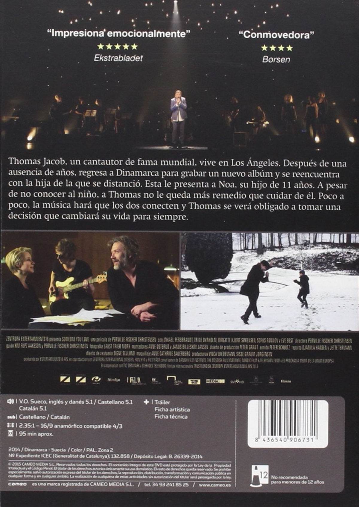 Portada de DVD. Un hombre canta en el escenario, con texto en español. Contraportada con imágenes.