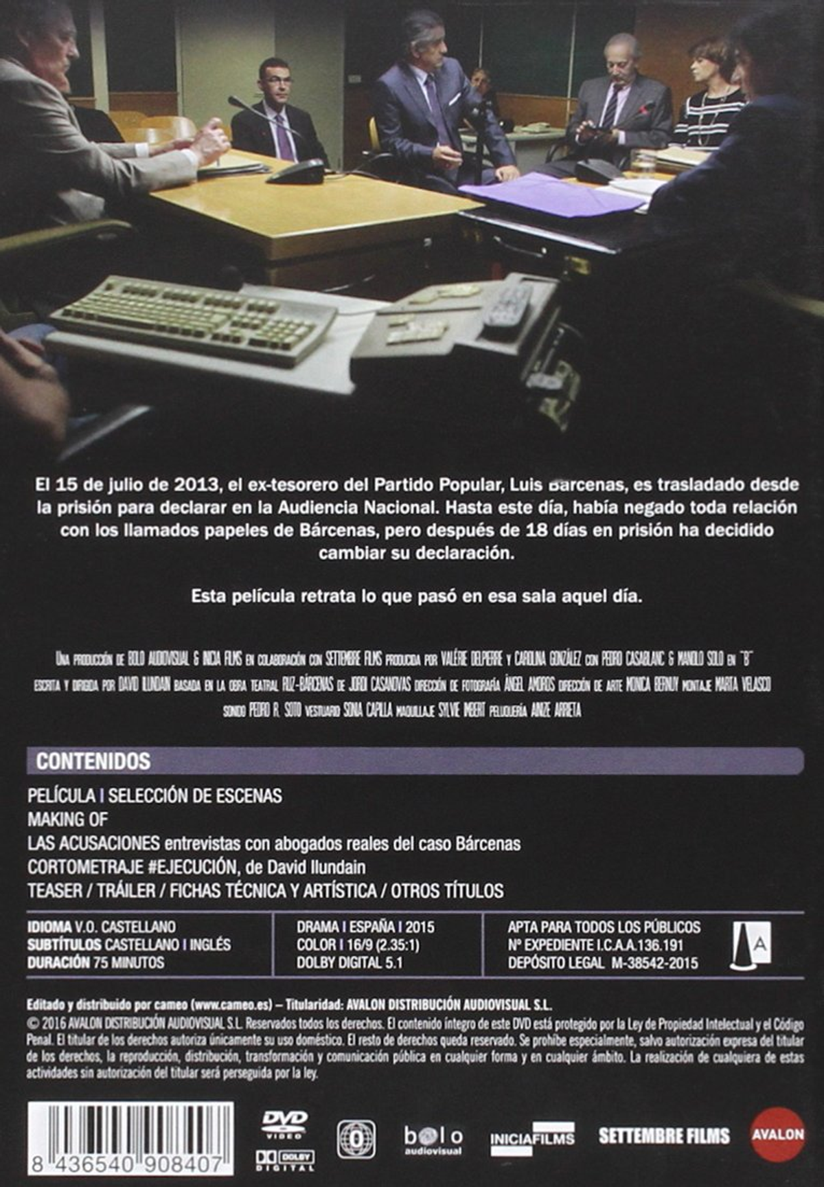 Portada de DVD de película. Personas en traje al frente. El título en español.