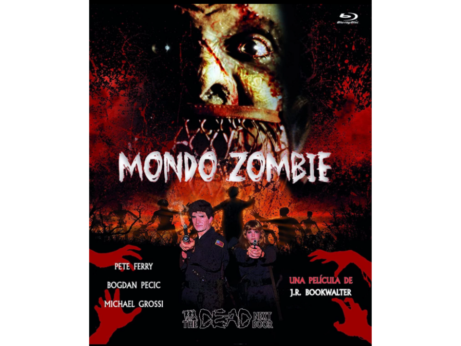 Portada de la película 'Mondo Zombie'. Dos personas con armas, zombis en el fondo.