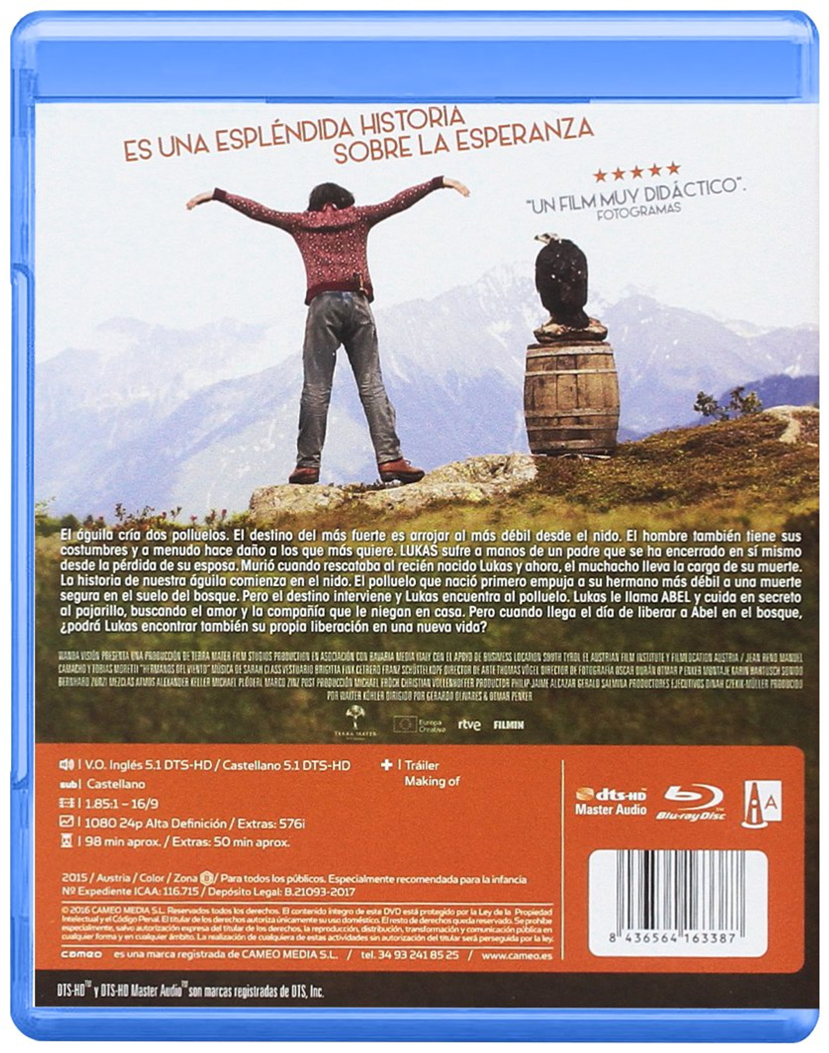 Portada de la película "El cazador de águilas" muestra a un niño con los brazos abiertos en un campo.