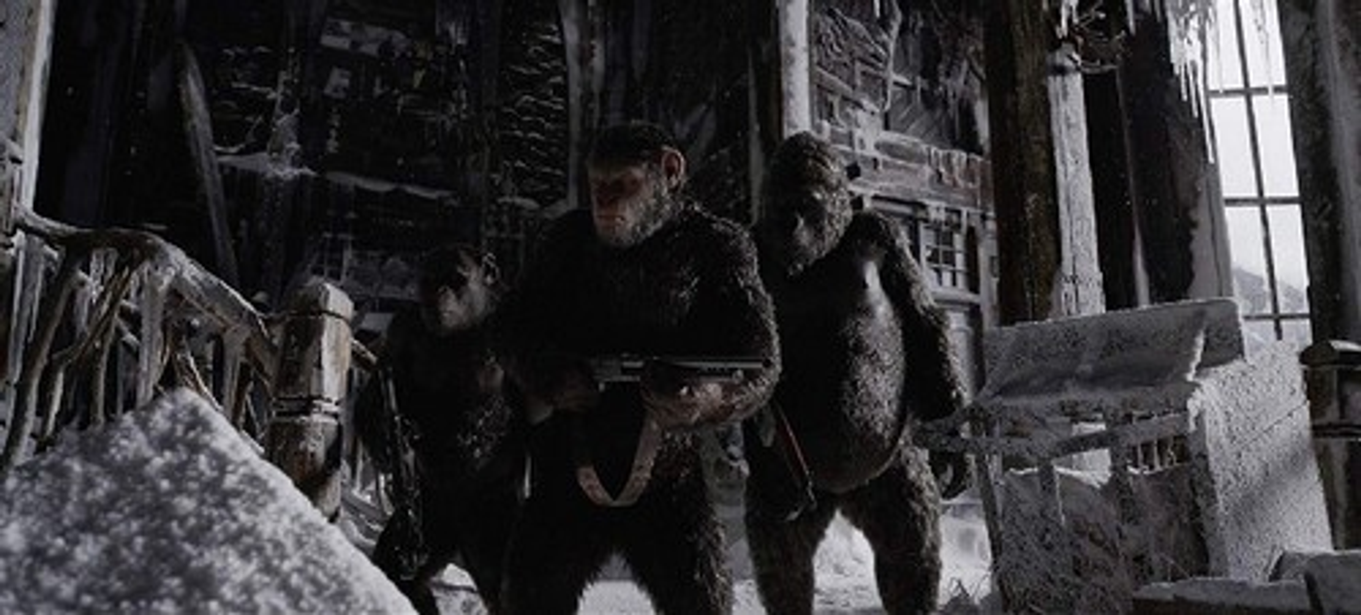 Escena de película. Tres simios sostienen armas en un edificio nevado. Escena de una película.