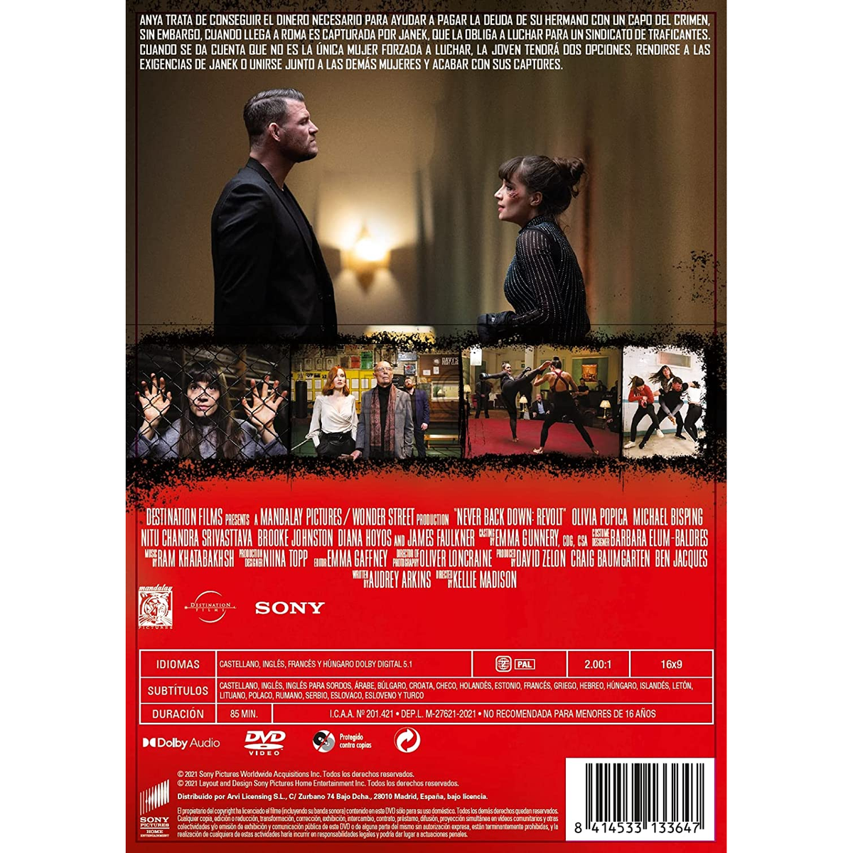 Portada de película con dos personas en el centro, otras personas en el fondo. Texto en la parte superior e inferior.