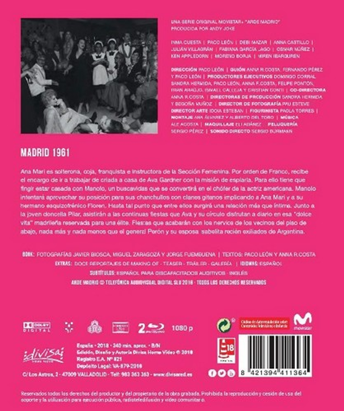 Cartel de película con texto e imágenes de personas. Una mujer con un vestido está sentada.