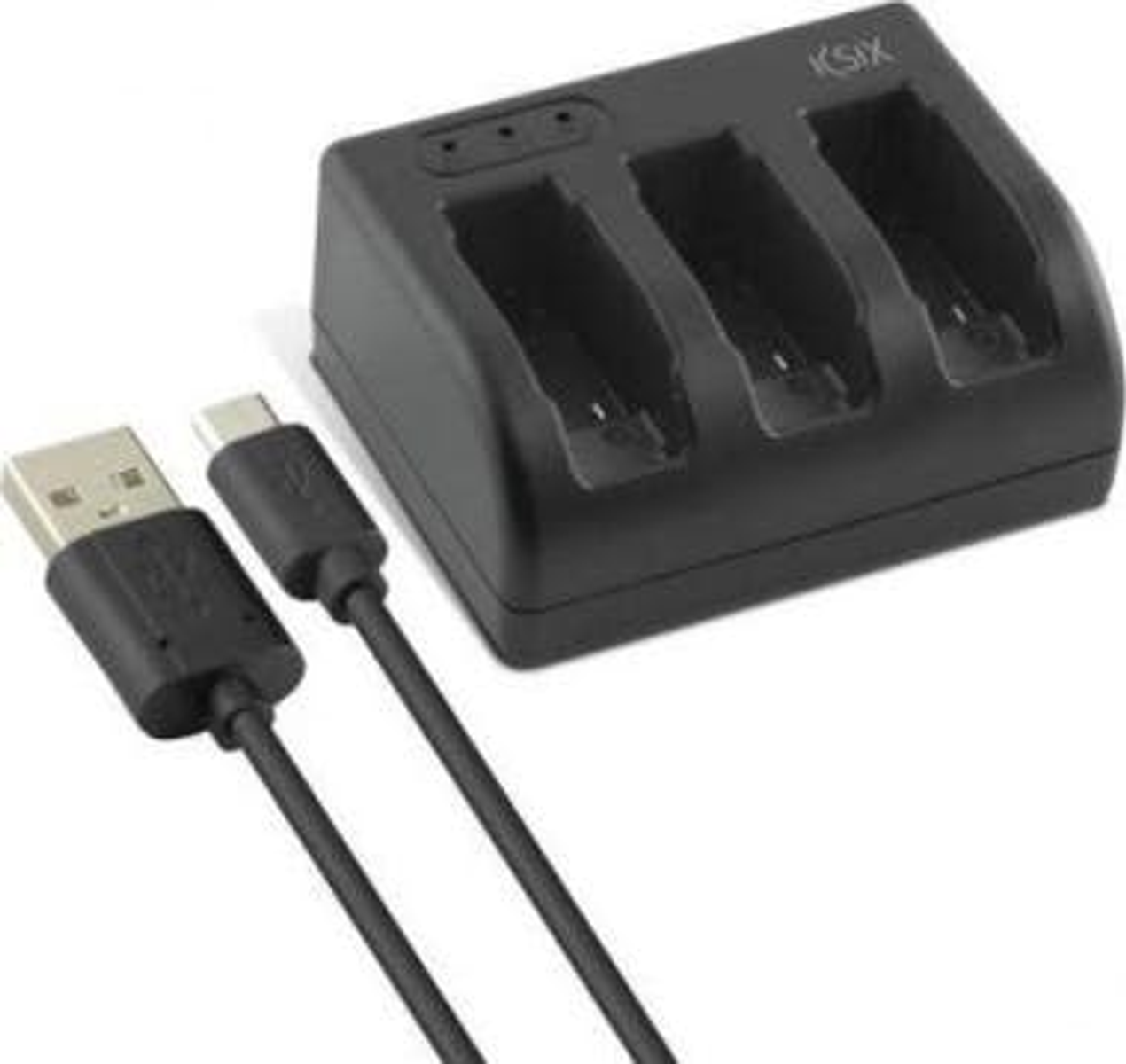 Una estación de carga negra con tres ranuras y dos cables de carga en primer plano. Fondo blanco.