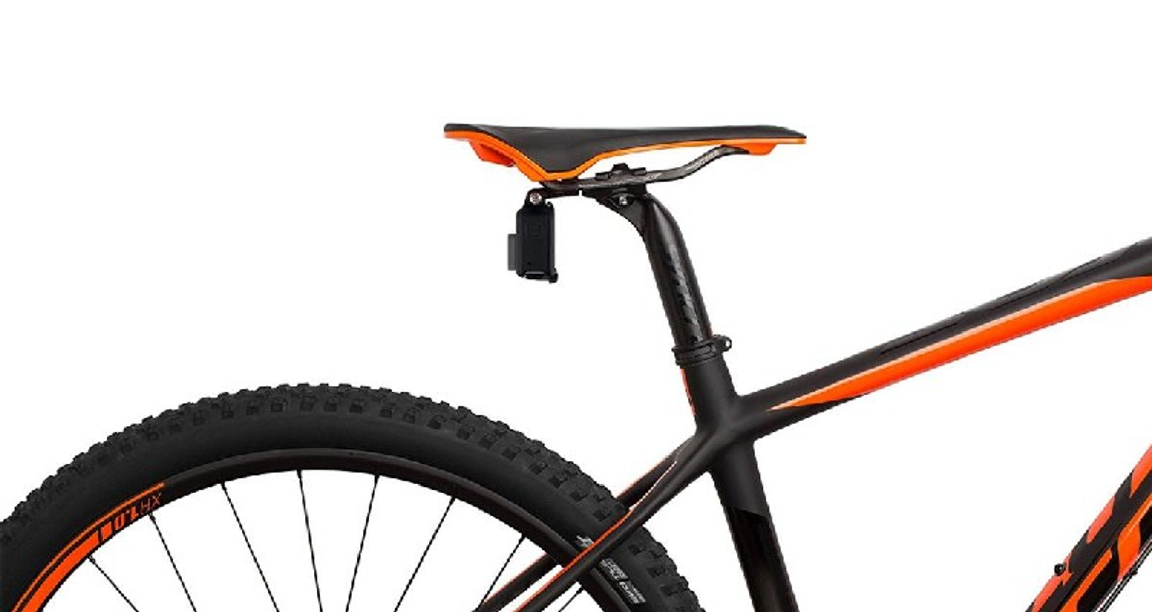Primer plano de un sillín de bicicleta de montaña negro y naranja con un pequeño dispositivo negro adjunto.