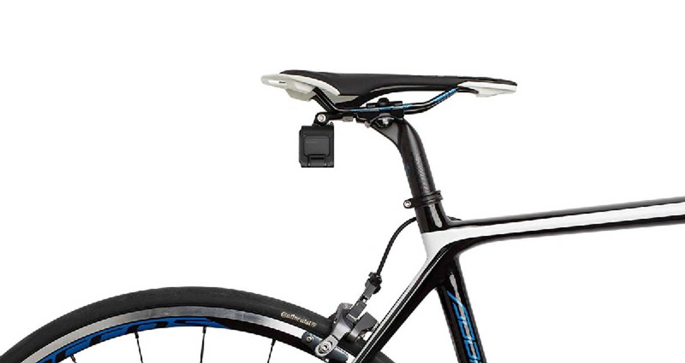 Un sillín de bicicleta con una cámara GoPro montada debajo. La bicicleta es en blanco y negro, sobre un fondo blanco.