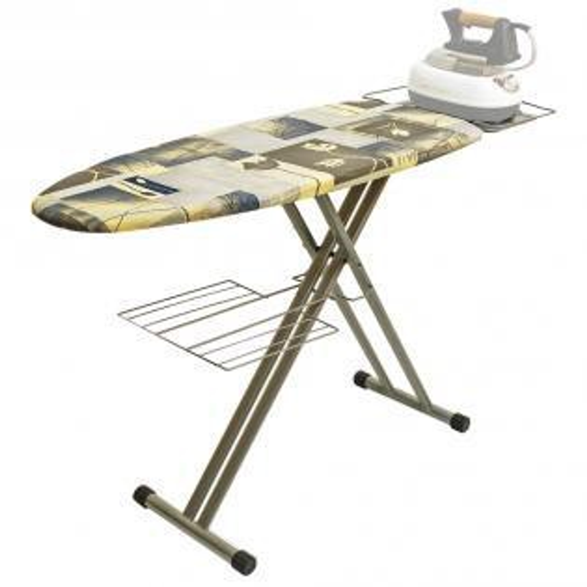Una tabla de planchar con una funda estampada. Una plancha está sobre una estantería al final.