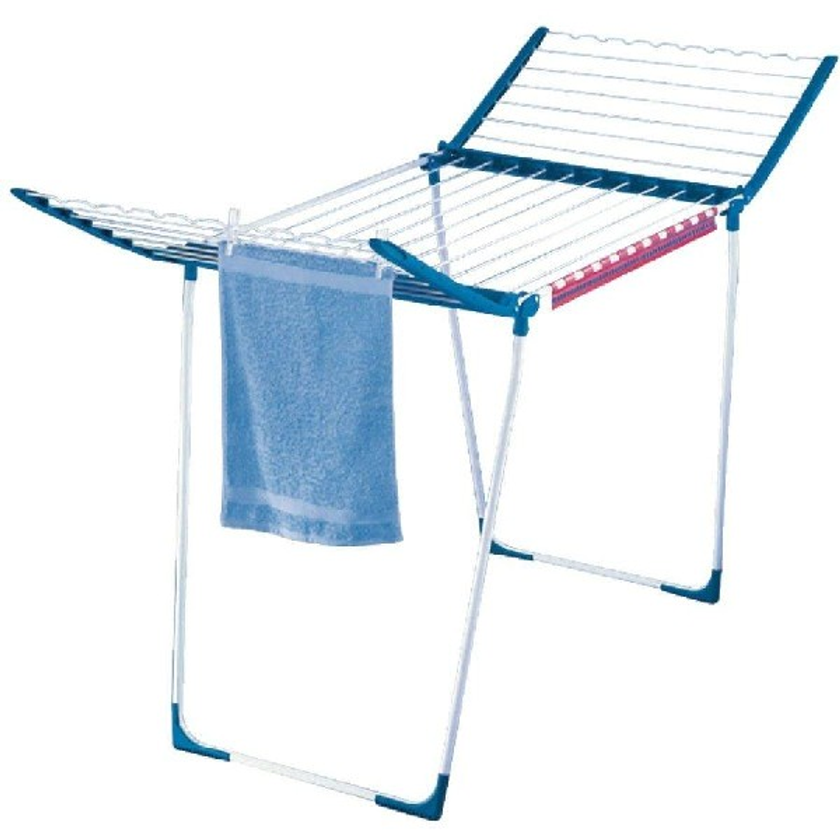Ein weiß-blaues Wäschetrockengestell mit einem blauen Handtuch.