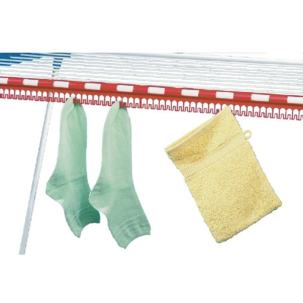 Wäscheständer mit zwei grünen Socken und einem gelben Waschlappen. Weißer und roter Rahmen.