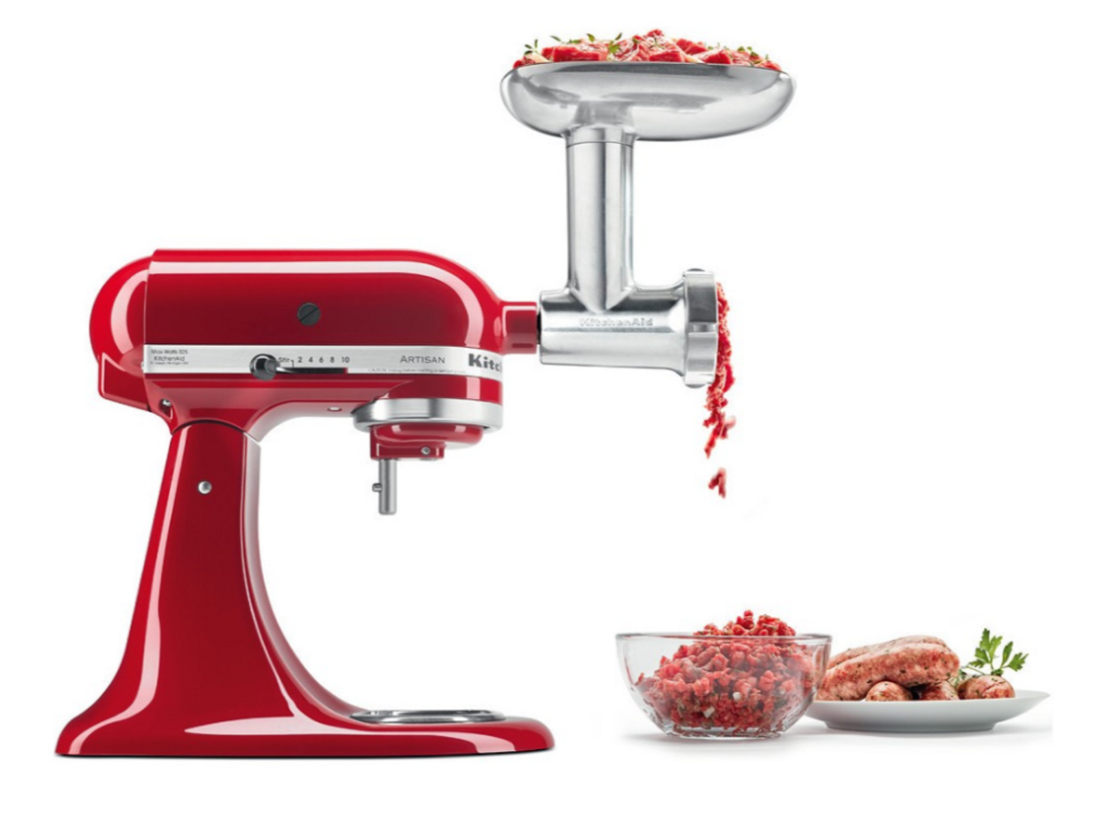 Een rode KitchenAid mixer met een vleesmolen opzetstuk, vlees malend in een kom en worstjes.