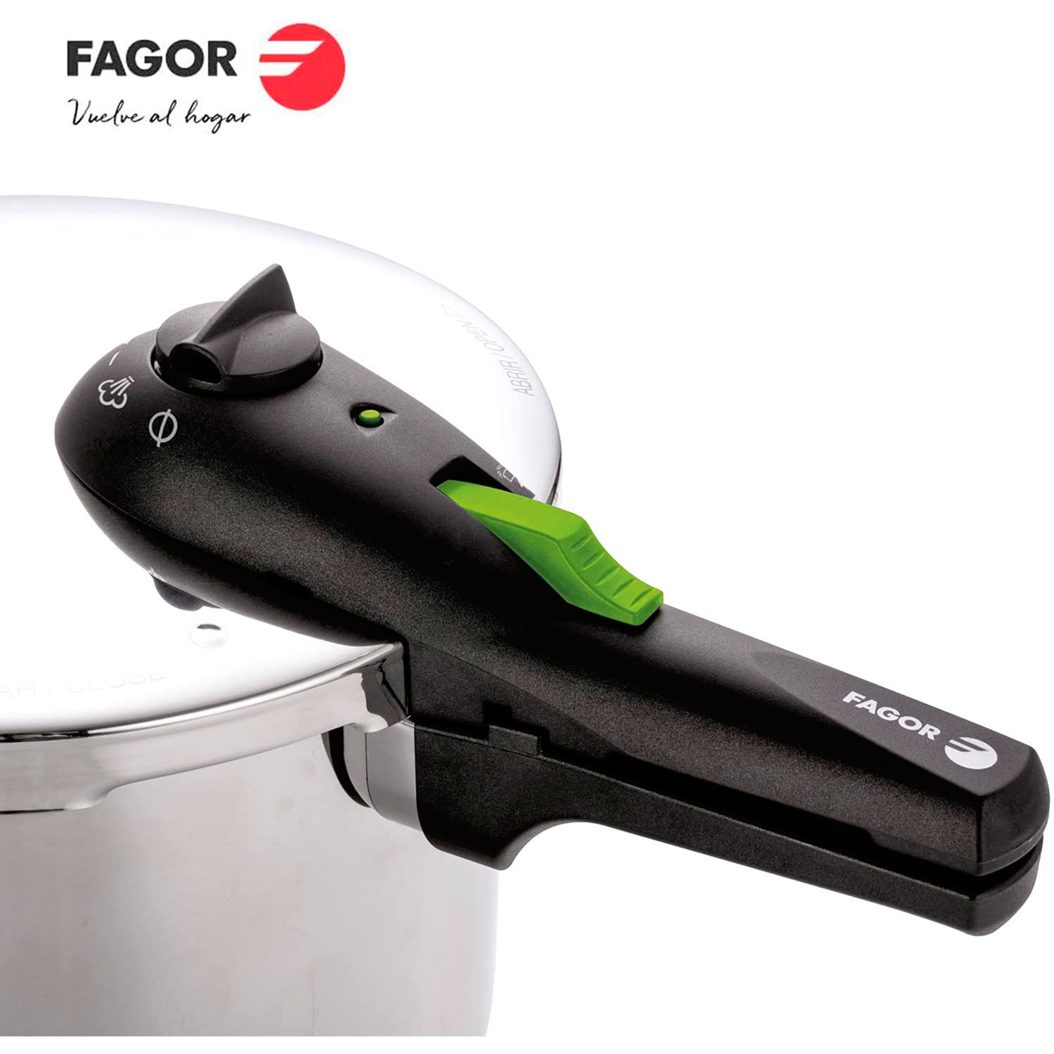 Un asa de olla a presión Fagor negra y plateada con botón de liberación verde. El fondo está borroso.