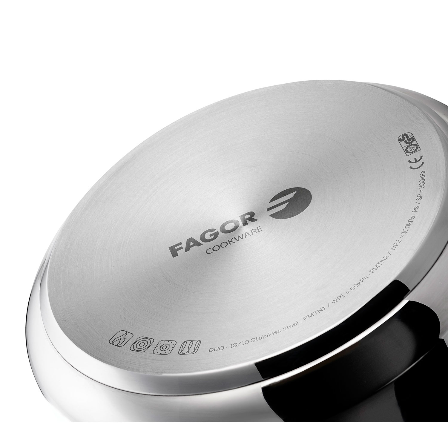 Parte inferior de una olla Fagor Cookware. Es plateada con texto y logotipos.