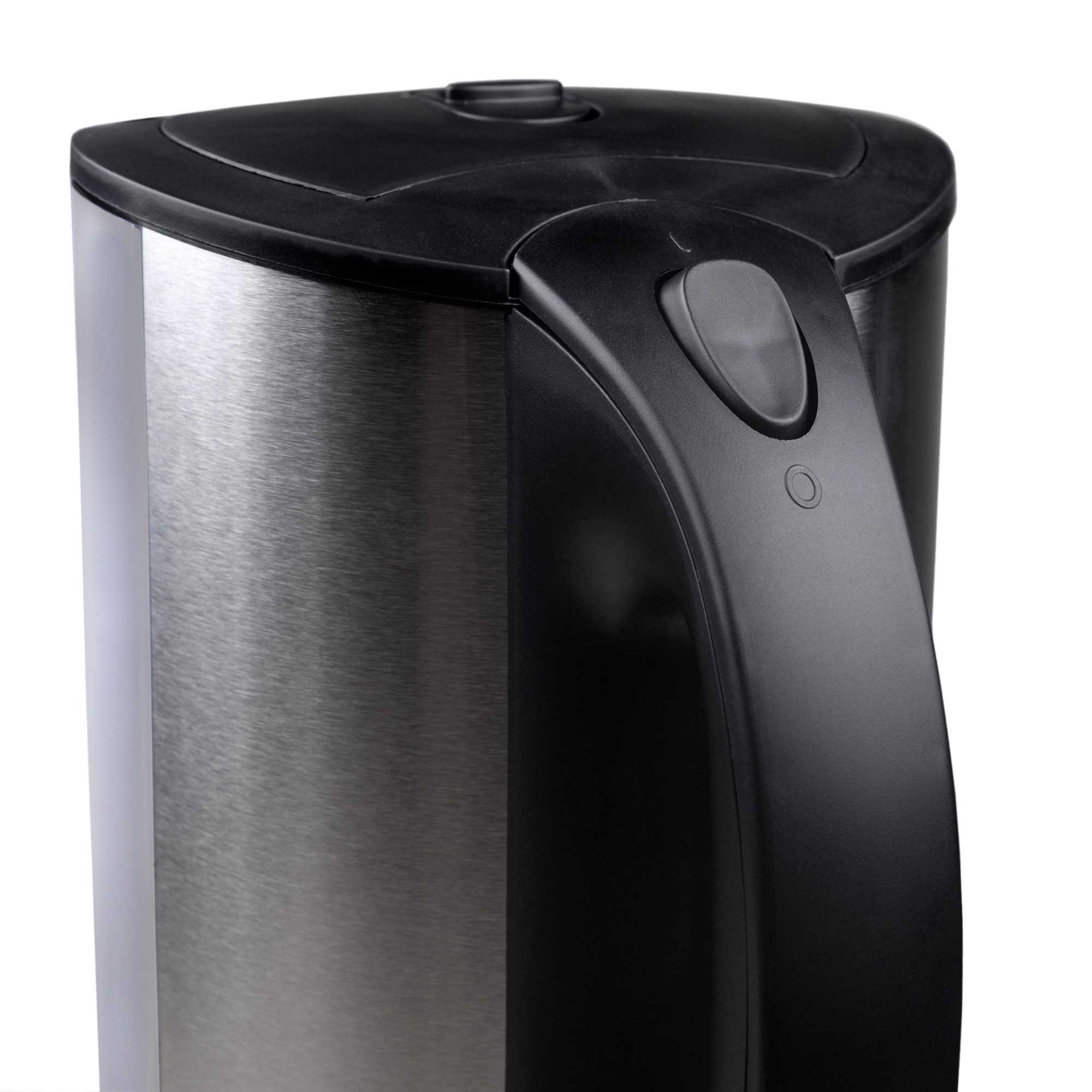 Zbliżenie srebrnego i czarnego czajnika elektrycznego, pod kątem, na białym tle, pokazujące uchwyt.