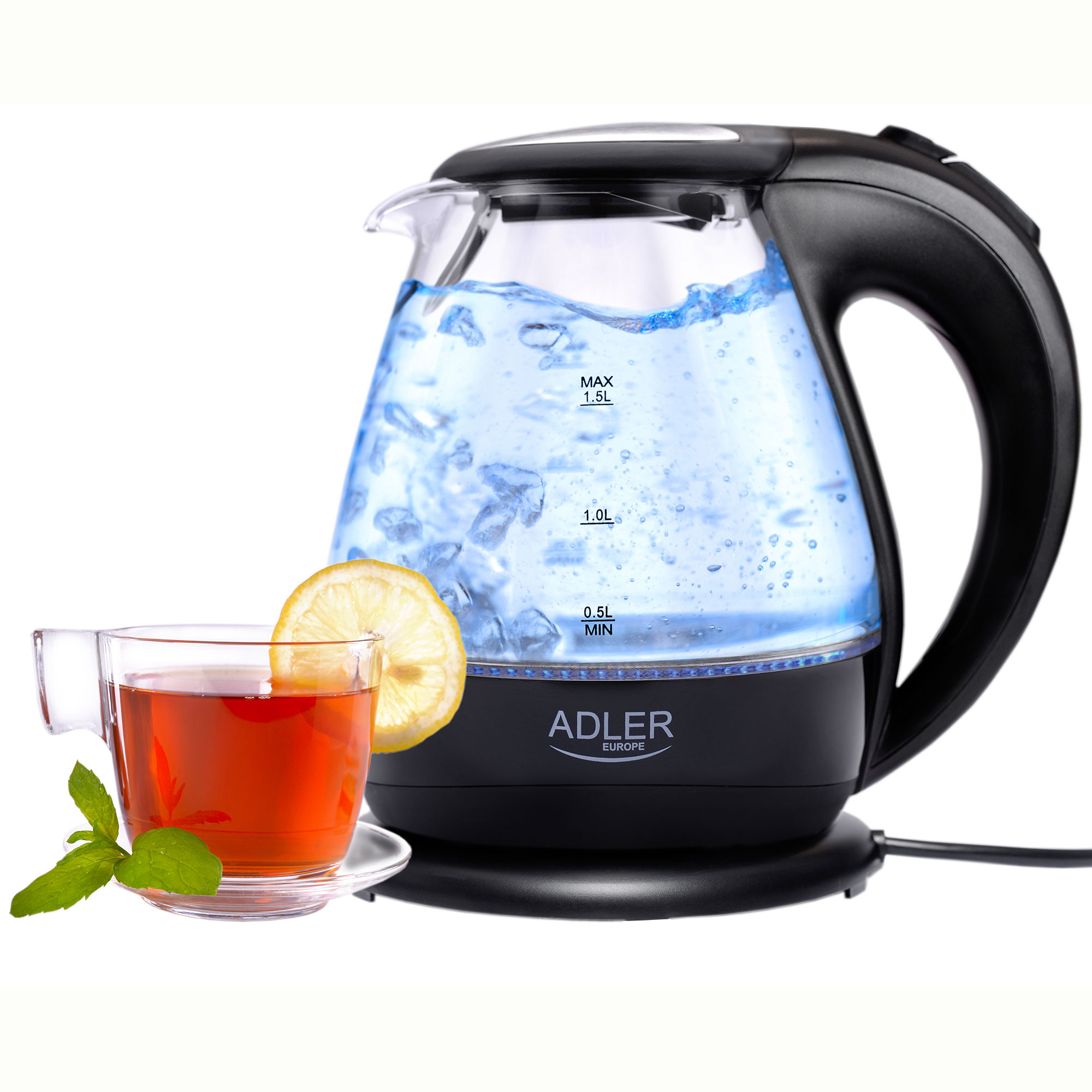 Elektrischer Wasserkocher mit blau beleuchtetem Wasser, eine Tasse Tee mit Zitrone und Minze.