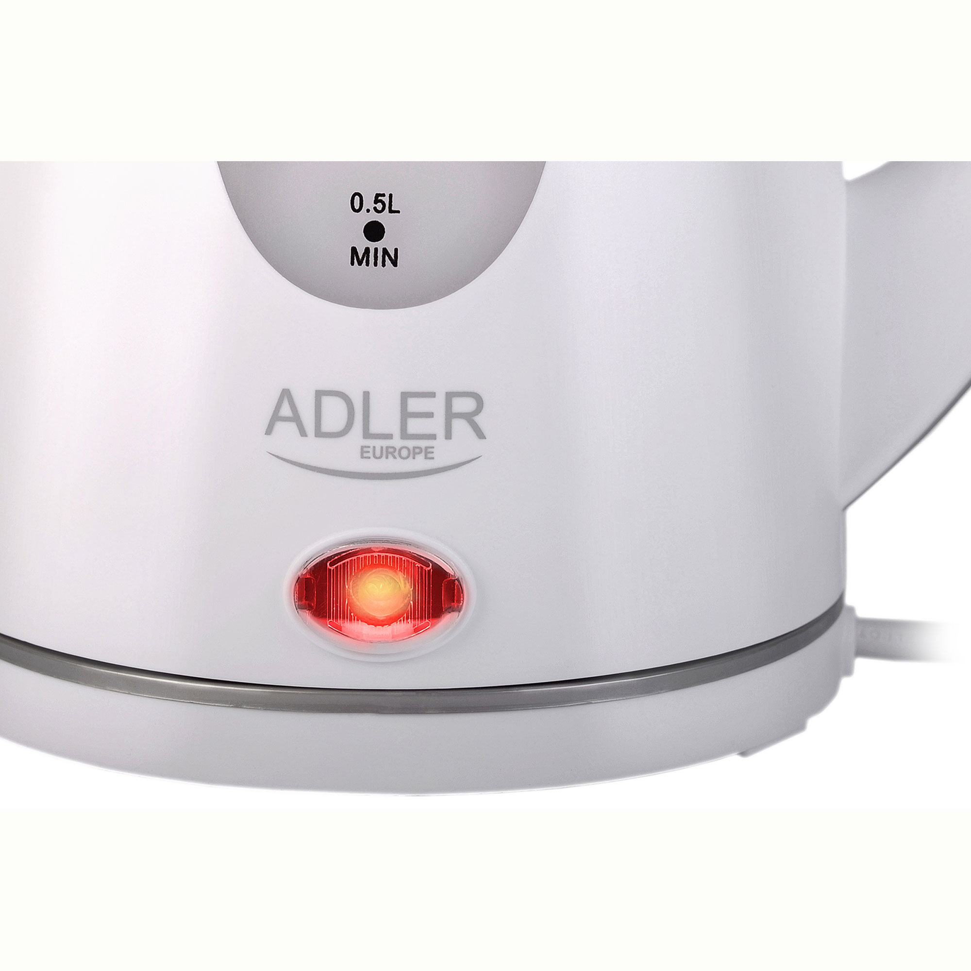 Hervidor eléctrico blanco con un botón de encendido/apagado iluminado en rojo y un indicador de nivel de agua.