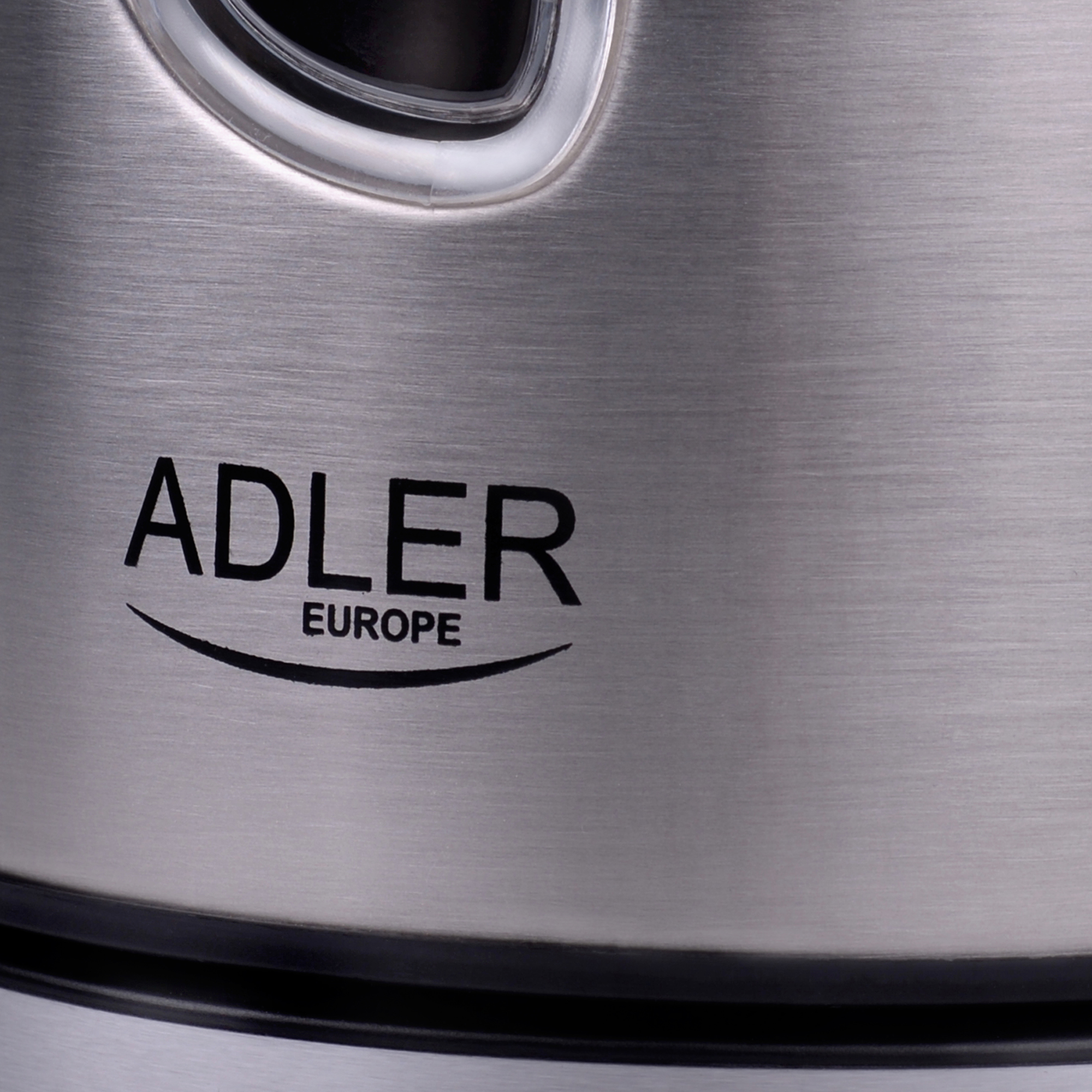 Zbliżenie powierzchni ze stali nierdzewnej z logo ADLER EUROPE.