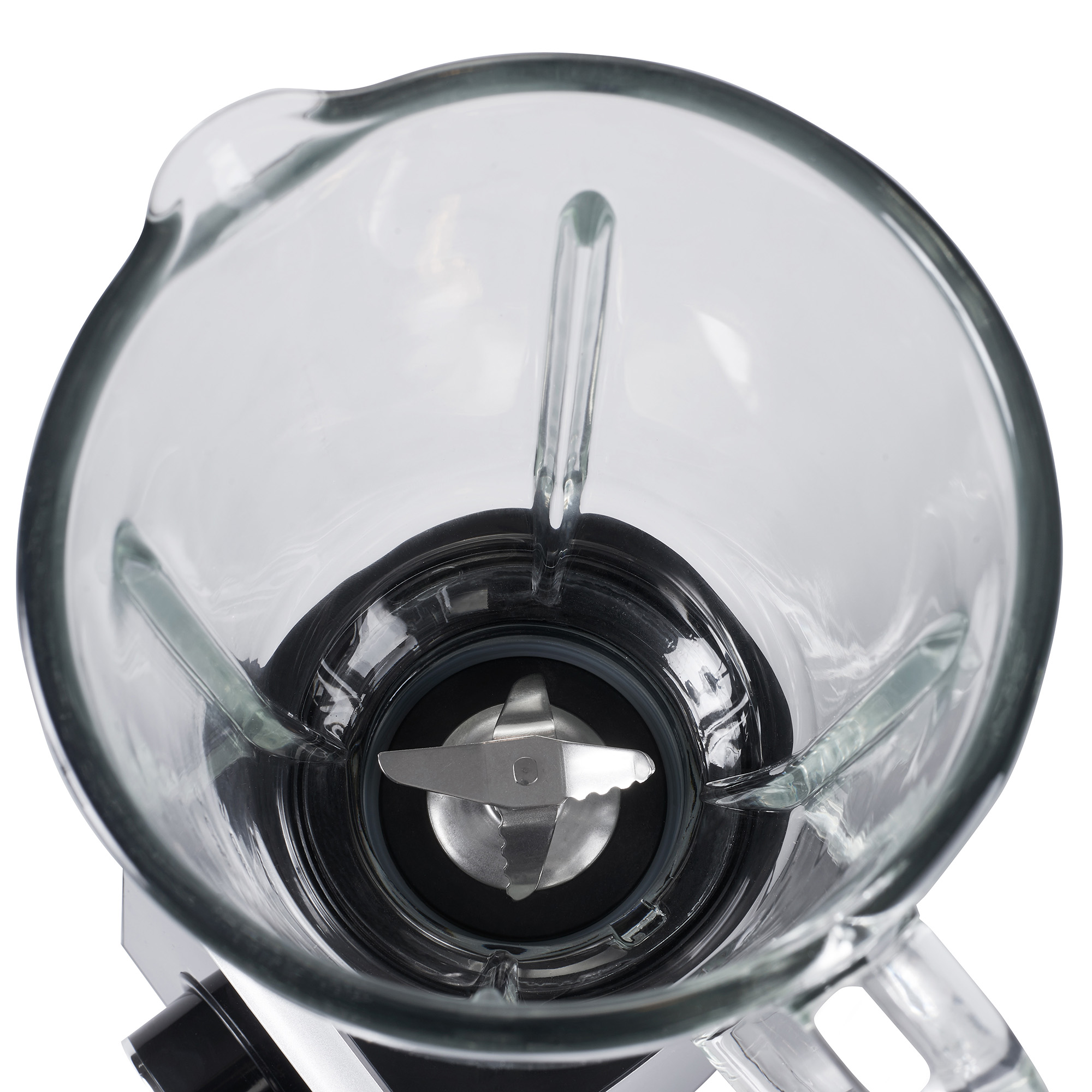 Przezroczysty szklany dzbanek blendera z ostrzem ze stali nierdzewnej na dole, widok z góry.