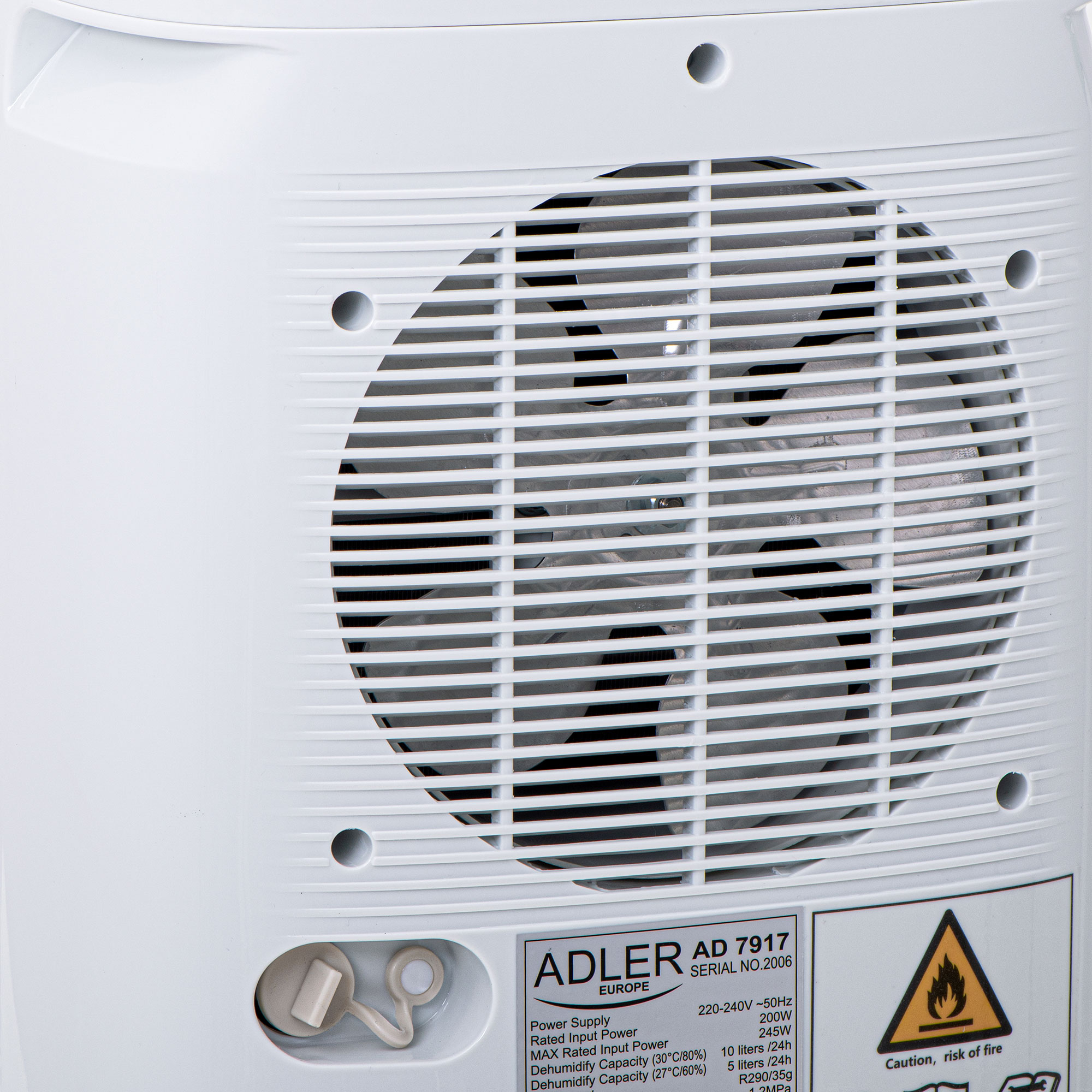 Ventilatore bianco, vista posteriore, con griglia ed etichetta.