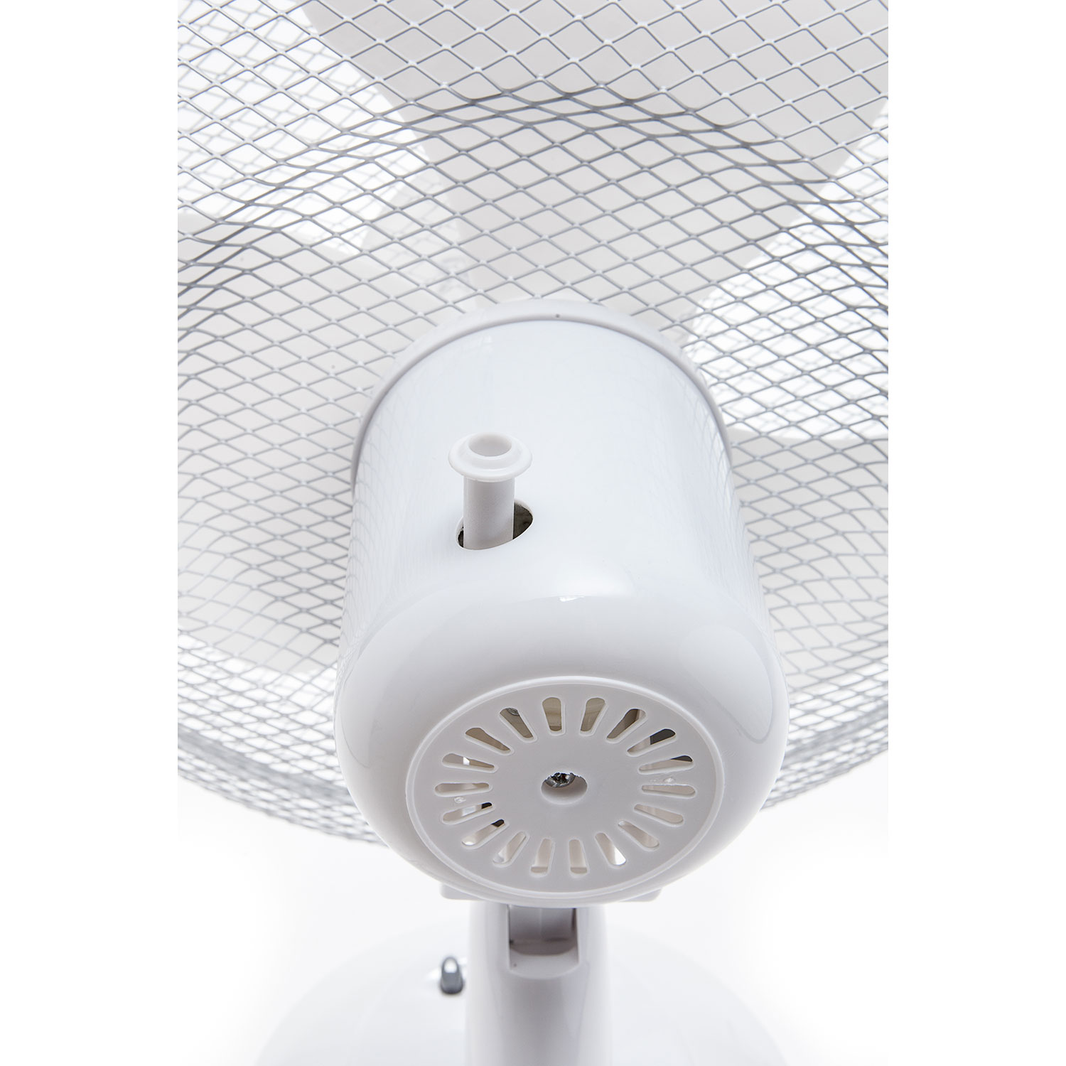 Ventilatore bianco con una griglia. Il motore e le pale sono visibili. Isolato su bianco.
