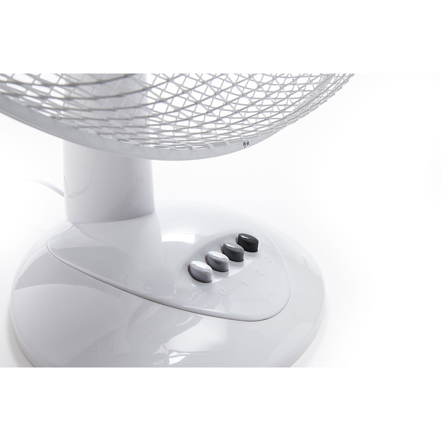 Ventilador blanco con rejilla curva, tres botones en la base y fondo blanco.