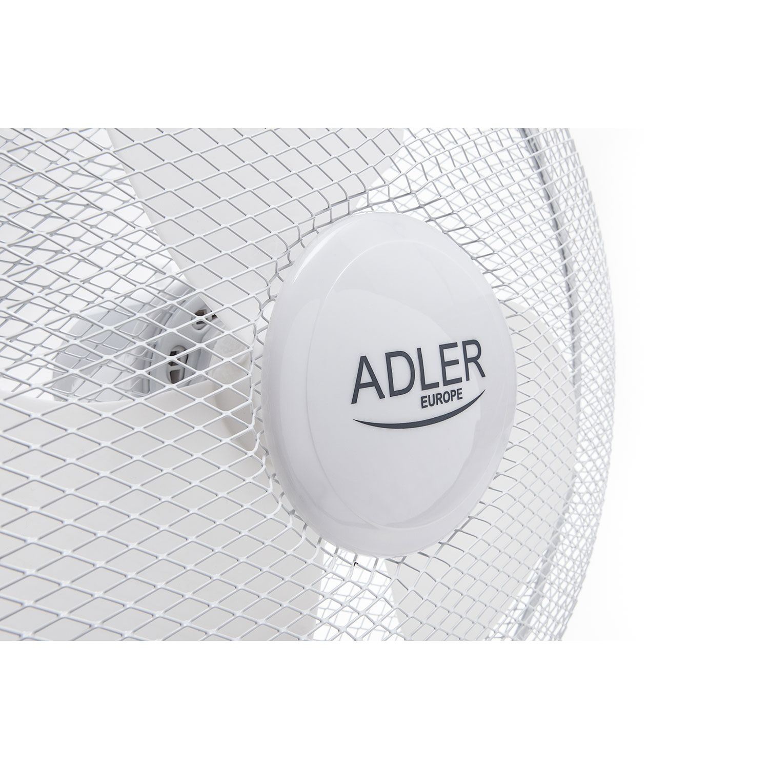 Primer plano de un ventilador blanco. La marca 'ADLER EUROPE' está en la tapa central.
