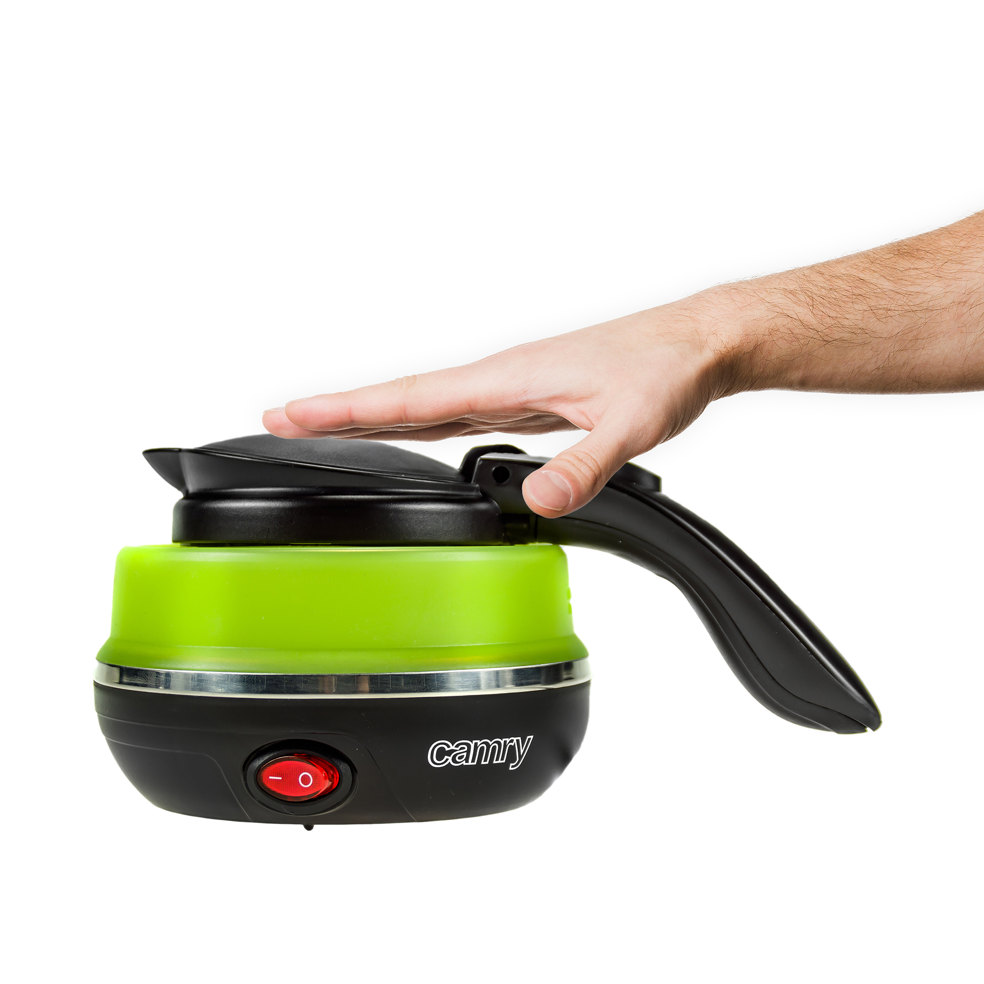 Ręka spoczywająca na zielono-czarnym czajniku elektrycznym z marką 'camry'.