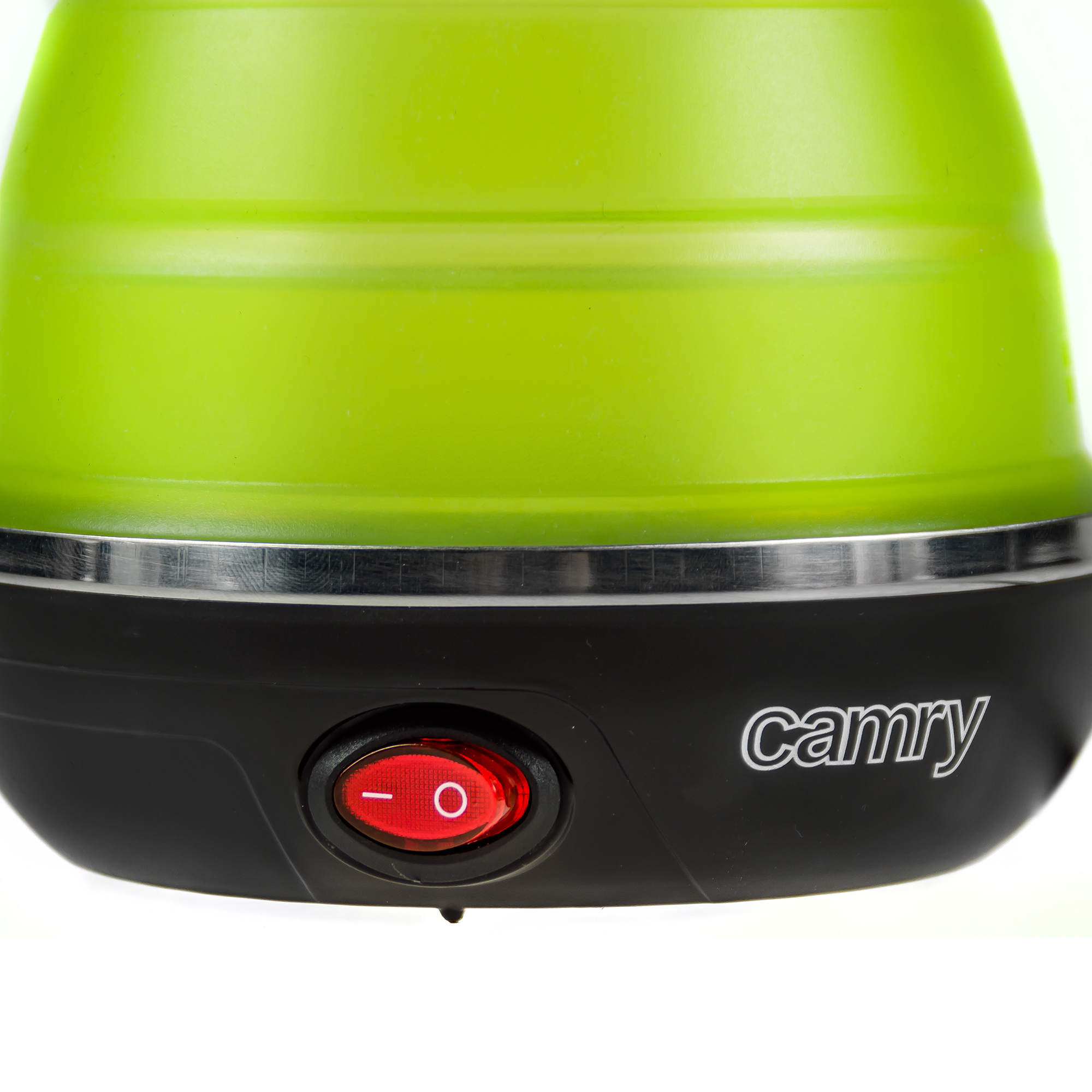 Zielony czajnik elektryczny, czarna podstawa, czerwony przycisk i marka Cammy.