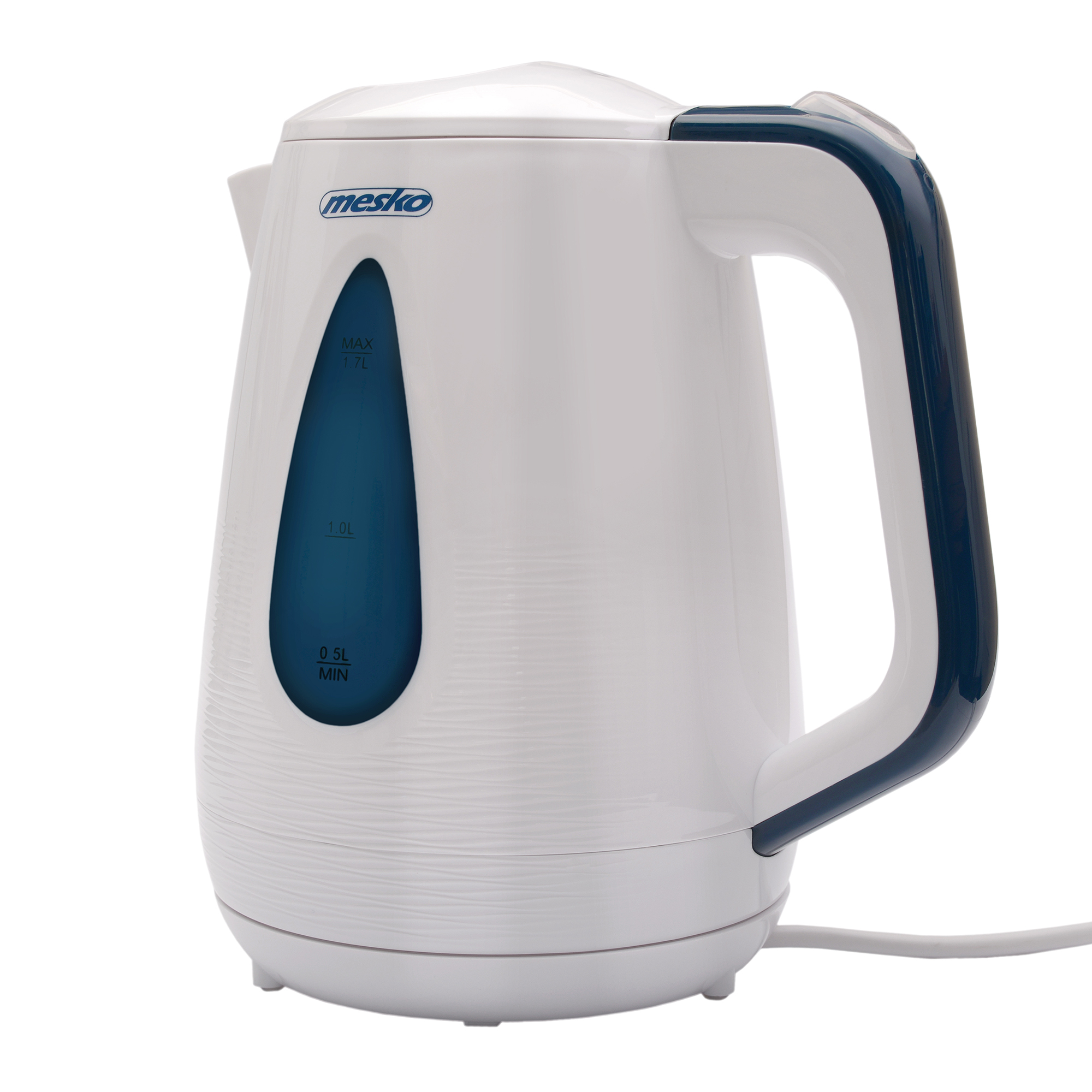 Hervidor eléctrico blanco con indicador de nivel de agua azul. Asa blanca con acentos azules. Sobre una superficie blanca.