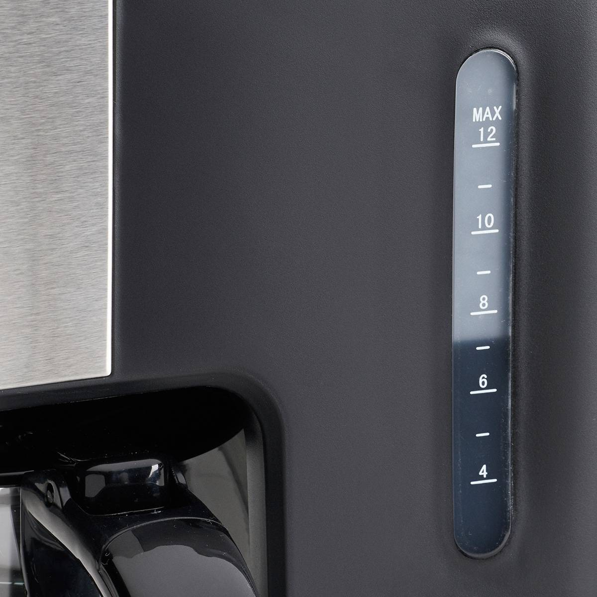 Czarny ekspres do kawy ze znacznikami poziomu wody. Widoczny panel ze stali nierdzewnej.