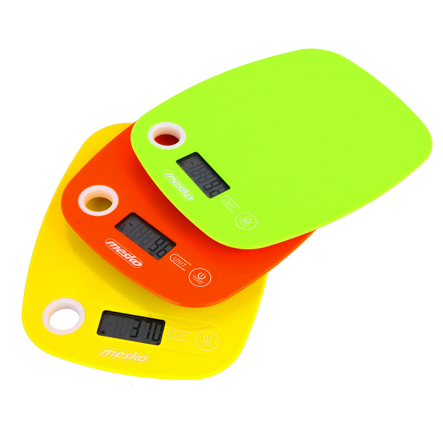 Tres básculas de cocina de colores, amarillo, naranja y verde, sobre un fondo blanco. Cada una tiene una pantalla.