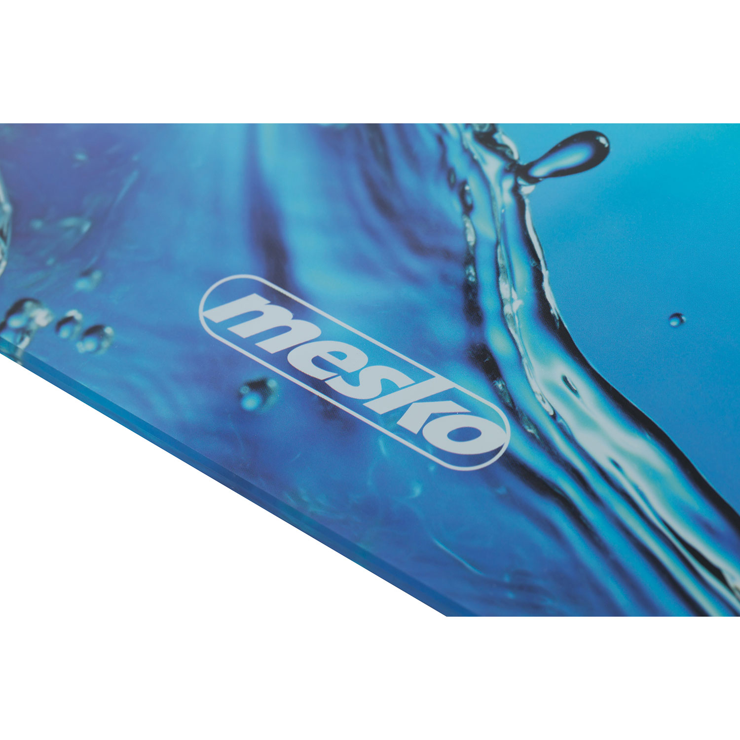 Un tagliere Mesko blu con design a spruzzi d'acqua e il logo Mesko.